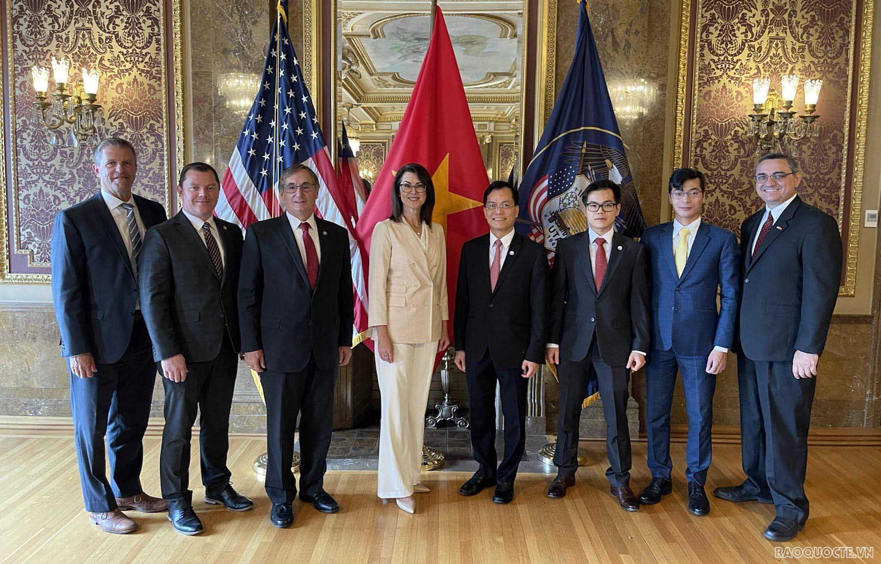 Đại sứ Hà Kim Ngọc và Phó Thống đốc bang Deidre Henderson và đại diện Chính quyền bang Utah.