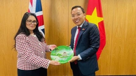 Đại sứ Nguyễn Hoàng Long chào Bộ trưởng Nội vụ Anh Priti Patel
