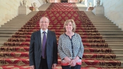 Đại sứ Đinh Toàn Thắng chào Chủ tịch Nhóm nghị sĩ Hữu nghị Pháp-Việt Nam tại Thượng viện Pháp