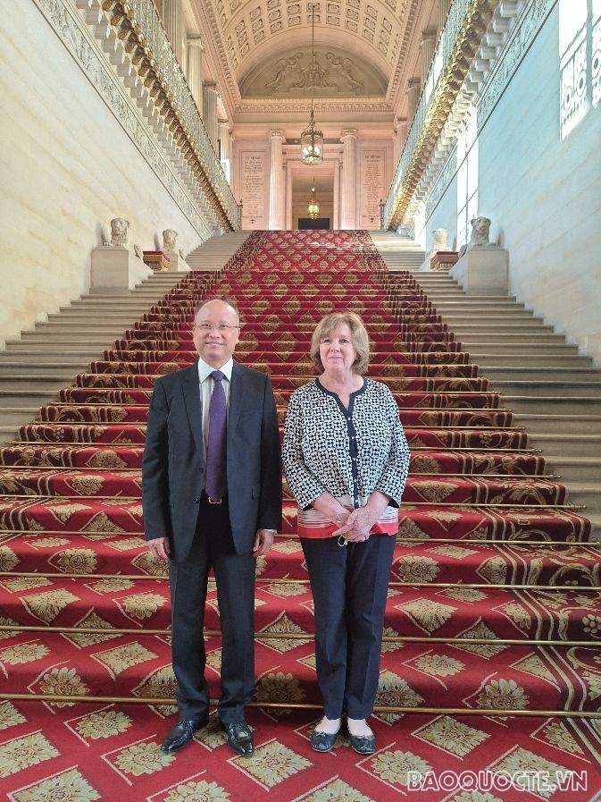Đại sứ Việt Nam tại Pháp Đinh Toàn Thắng và Chủ tịch Nhóm nghị sỹ Hữu nghị Pháp-Việt Nam tại Thượng viện Pháp bà Catherine Deroche. Đại sứ Việt Nam tại Pháp Đinh Toàn Thắng và Chủ tịch Nhóm nghị sỹ Hữu nghị Pháp-Việt Nam tại Thượng viện Pháp bà Catherine Deroche.