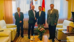 Đại sứ Nguyễn Tuấn làm việc với Chủ tịch Đảng Cộng sản Slovakia