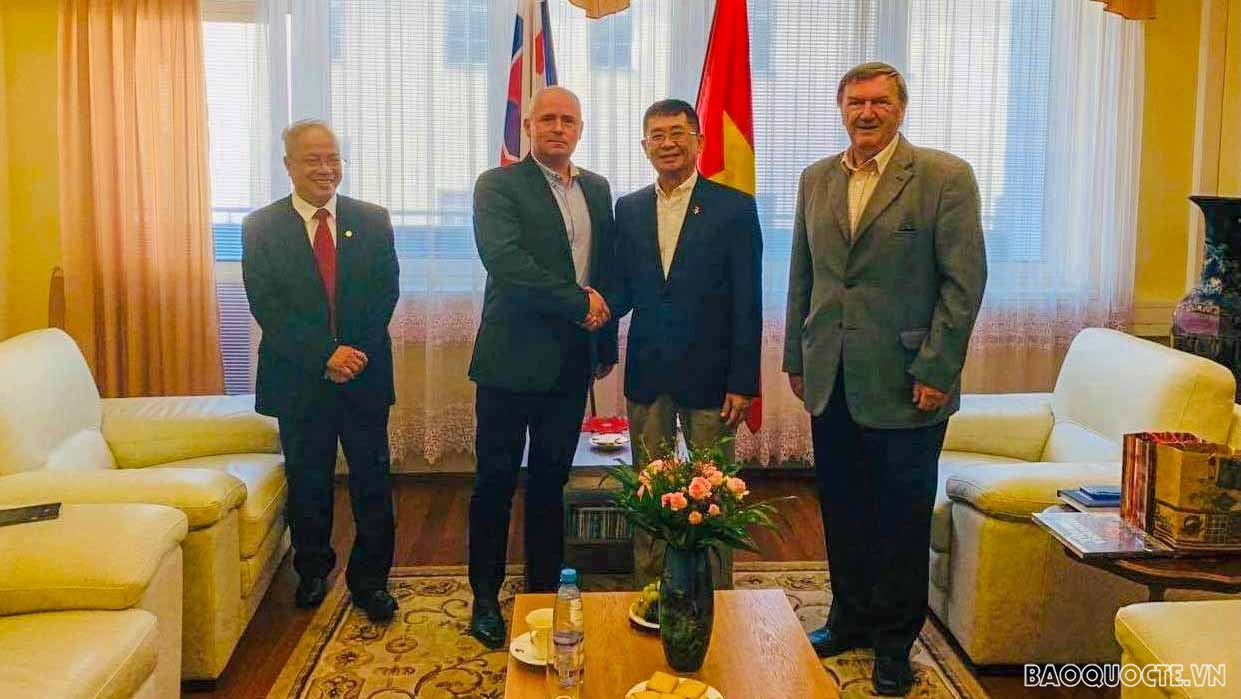 Đại sứ Nguyễn Tuấn làm việc với Chủ tịch Đảng Cộng sản Slovakia Zozef Hrdlicka và nguyên Chủ tịch Đảng Samuel Zubo. Đại sứ Nguyễn Tuấn làm việc với Chủ tịch Đảng Cộng sản Slovakia Zozef Hrdlicka và nguyên Chủ tịch Đảng Samuel Zubo.