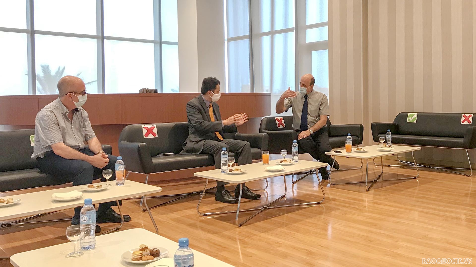 Đại sứ Nguyễn Thành Vinh trao đổi với Hiệu trưởng trường Cao đẳng Khách sạn và Nhà hàng Algiers.. Đại sứ Nguyễn Thành Vinh trao đổi với Hiệu trưởng trường Cao đẳng Khách sạn và Nhà hàng Algiers..