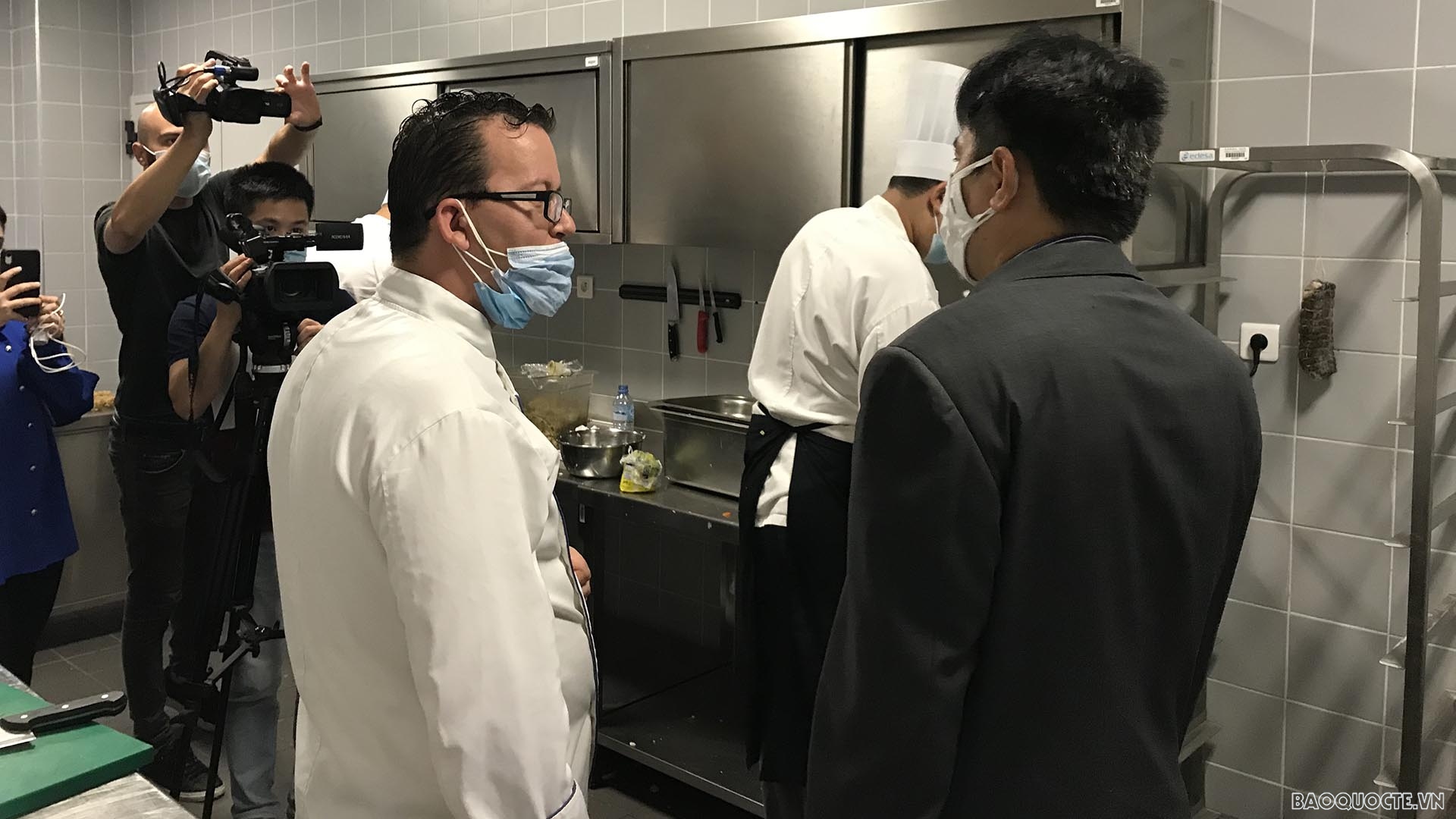 Đại sứ Nguyễn Thành Vinh thăm quan khu nấu ăn, chế biến của trường ESHRA. Đại sứ Nguyễn Thành Vinh thăm quan khu nấu ăn, chế biến của trường ESHRA.