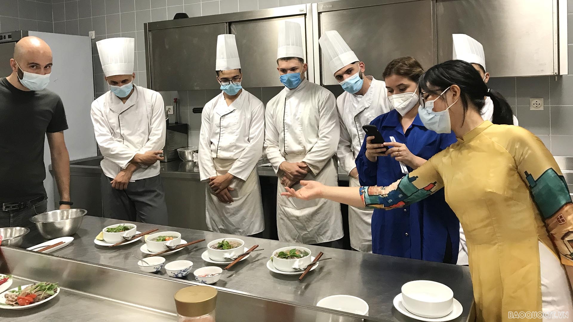 Cán bộ, nhân viên Đại sứ quán hướng dẫn thực hiện món phở và nem. Cán bộ, nhân viên Đại sứ quán hướng dẫn thực hiện món phở và nem.