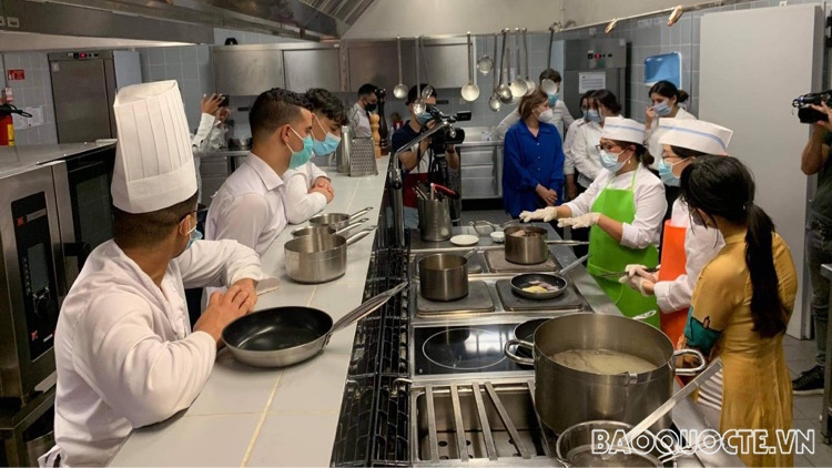 Cán bộ, nhân viên Đại sứ quán hướng dẫn thực hiện món phở và nem. Cán bộ, nhân viên Đại sứ quán hướng dẫn thực hiện món phở và nem.