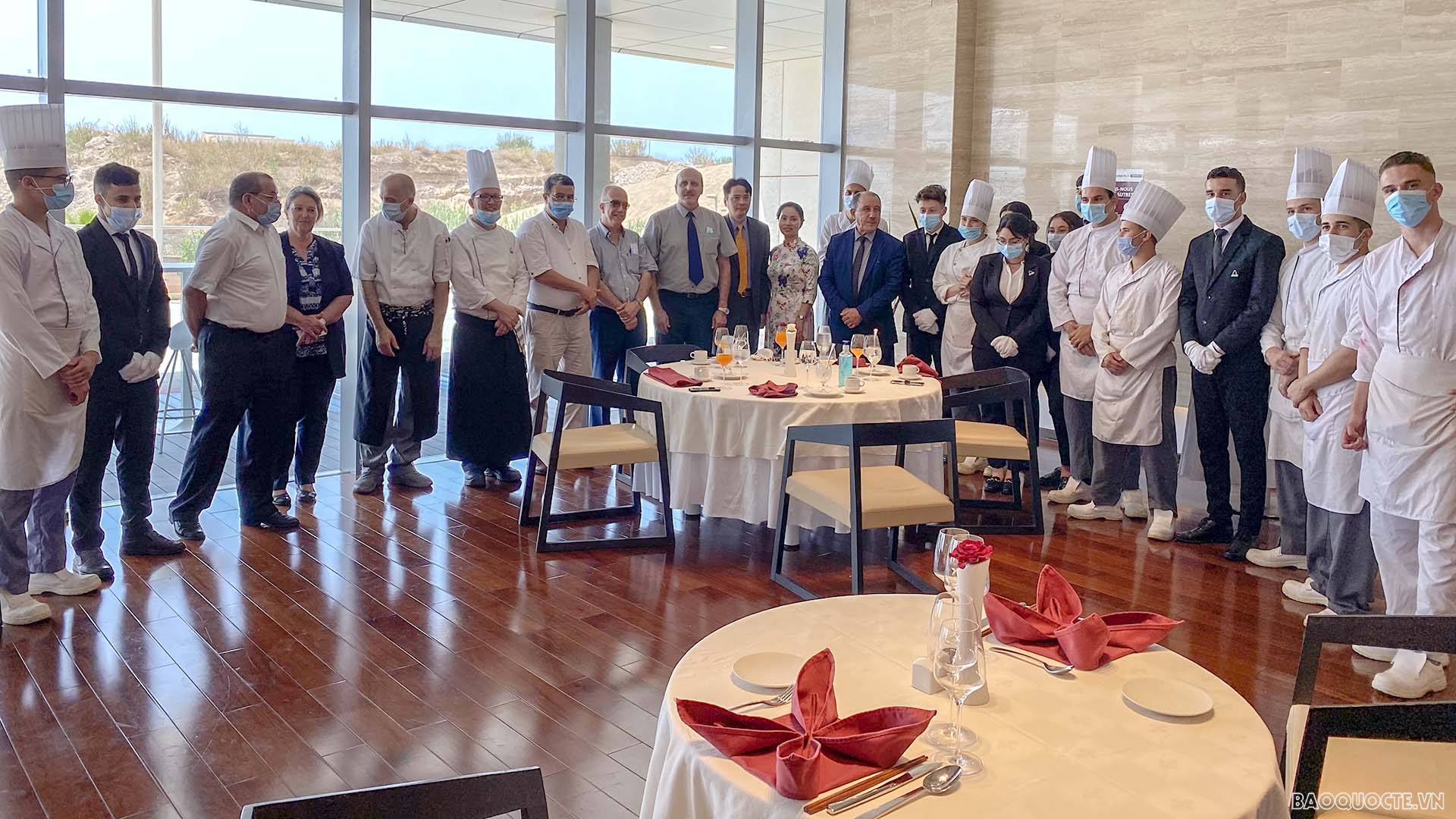 Đại sứ Nguyễn Thành Vinh và phu nhân chụp ảnh lưu niệm cùng tập thể lãnh đạo, cán bộ, sinh viên trường ESHRA. Đại sứ Nguyễn Thành Vinh và phu nhân chụp ảnh lưu niệm cùng tập thể lãnh đạo, cán bộ, sinh viên trường ESHRA.