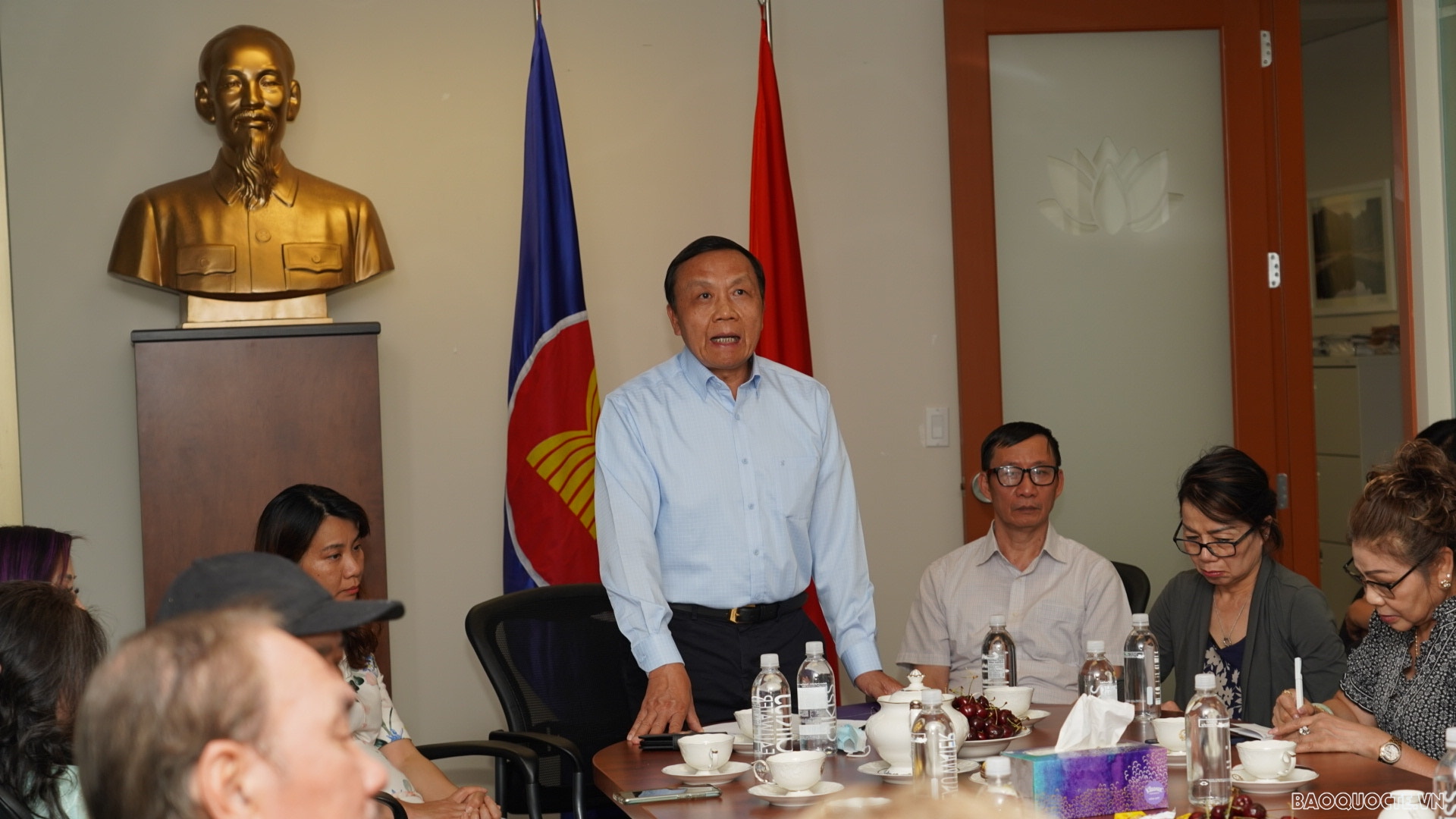 Tổng Lãnh sự Việt Nam tại Vancouver Nguyễn Quang Trung phát biểu. Tổng Lãnh sự Việt Nam tại Vancouver Nguyễn Quang Trung phát biểu.