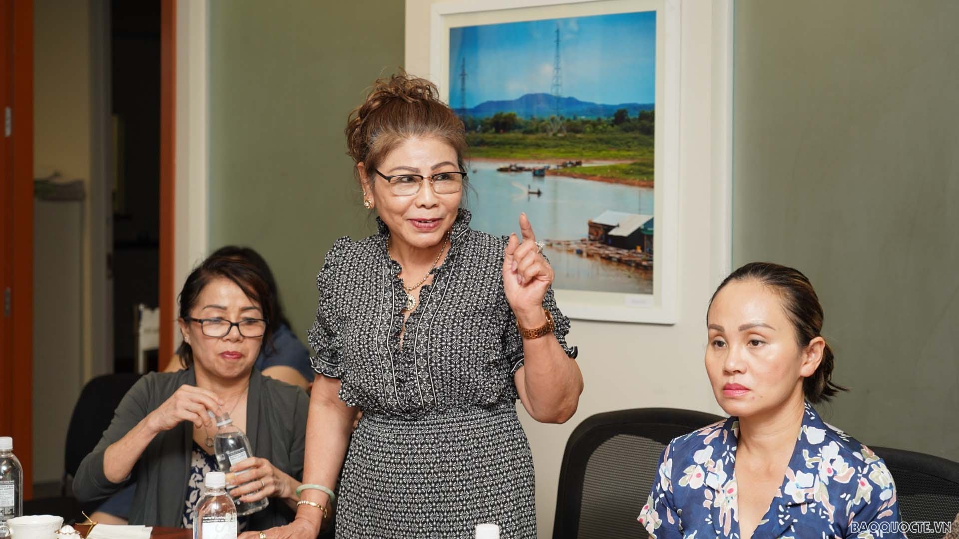 Đại diện cộng đồng tại tỉnh bang British Columbia phát biểu tại cuộc gặp. Đại diện cộng đồng tại tỉnh bang British Columbia phát biểu tại cuộc gặp.