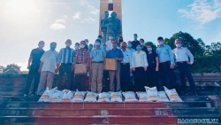 Tổng Lãnh sự quán Việt Nam tại Preah Sihanouk dâng hương tại Đài hữu nghị Campuchia-Việt Nam