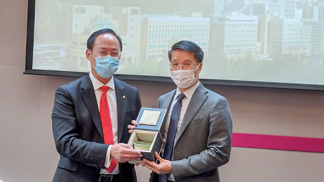 Tổng Lãnh sự Phạm Bình Đàm và Giáo sư Alexander Wai, Hiệu trưởng Trường Đại học Baptist