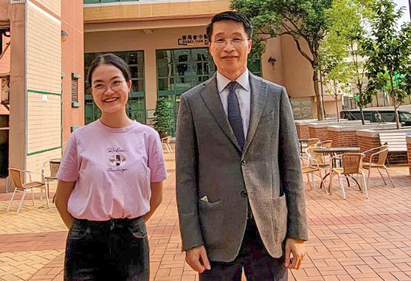 Tổng Lãnh sự Phạm Bình Đàm và bạn Nguyễn Lê Hà, sinh viên cử nhân năm thứ 1 Khoa Truyền thông- Báo chí, chuyên ngành Dữ liệu và Truyền Thông.