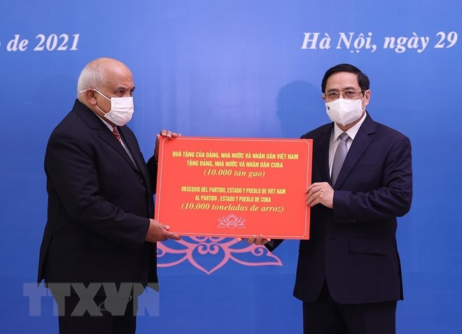 Thủ tướng Phạm Minh Chính trao tặng 10.000 tấn gạo của Đảng, Nhà nước và nhân dân Việt Nam tới Đảng, Nhà nước và nhân dân Cuba qua Đại sứ Cuba Orlando Nicolás Hernández Guillén. (Nguồn: TTXVN)