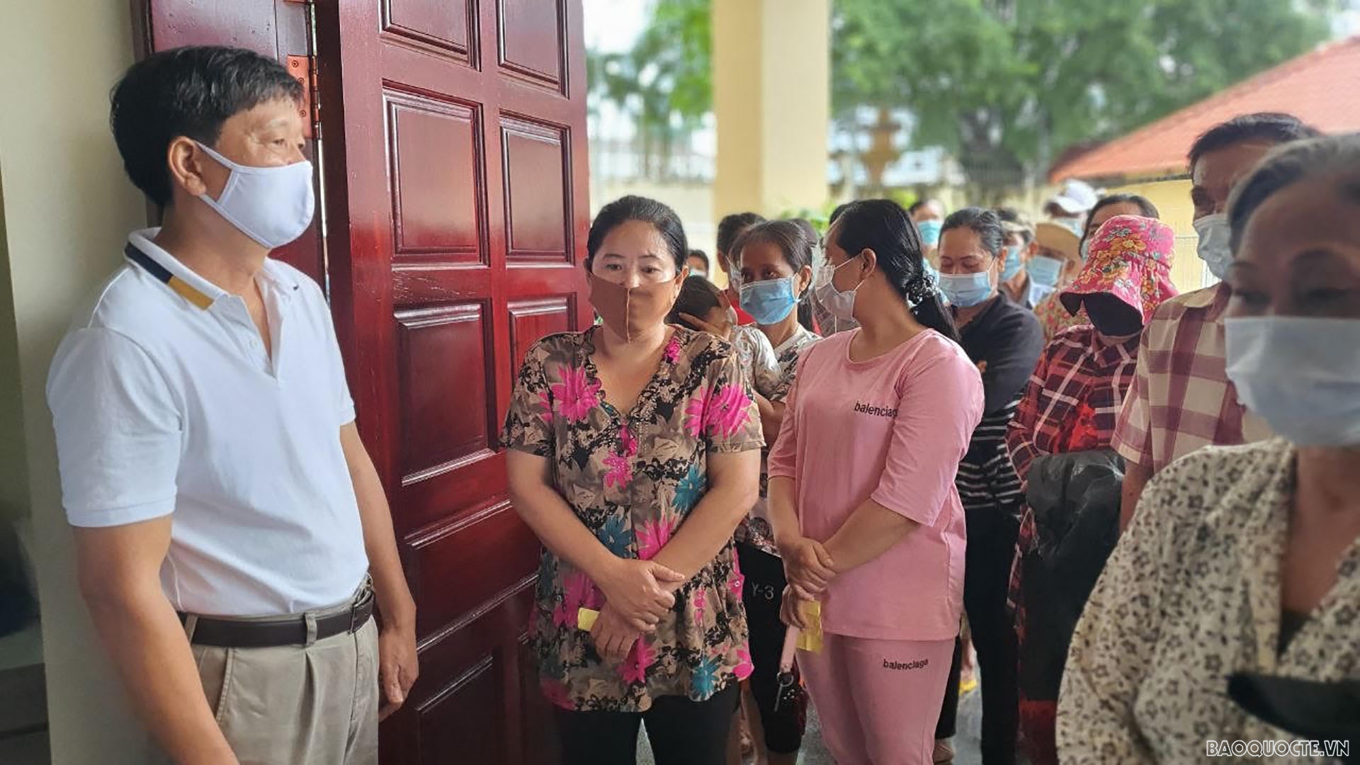 Tổng Lãnh sự quán Việt Nam phối hợp trao hơn 170 phần quà đến các hộ gia đình có hoàn cảnh đặc biệt khó khăn tại thành phố Preah Sihanouk..