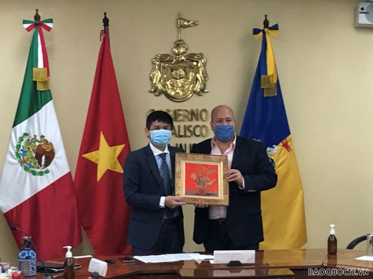 Đại sứ Nguyễn Hoành Năm gặp làm việc và trao đổi với Thống đốc bang Jalisco.