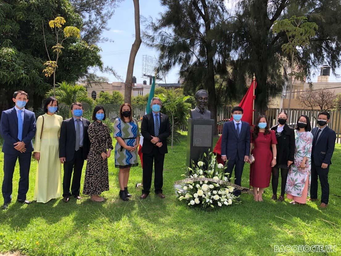 Lễ dâng hoa tưởng niệm Chủ tịch Hồ Chí Minh tại Tượng Bác được xây dựng tại Trung tâm Hữu nghị Quốc tế của Thành phố Guadalajara của bang Jalisco.