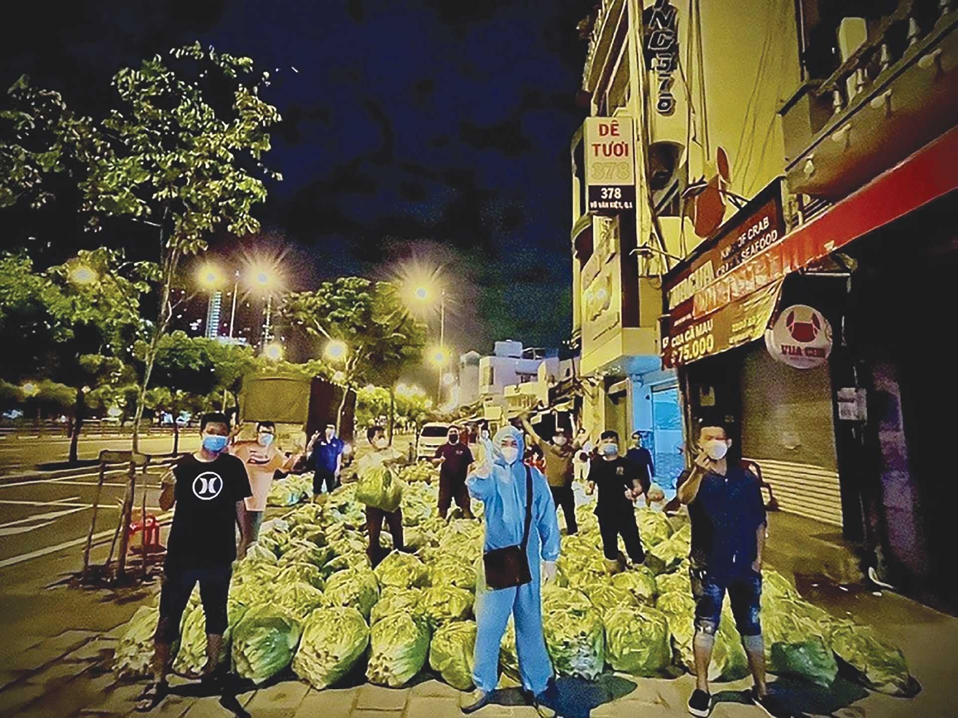 Nhóm tình nguyện Hiệp hội Doanh nhân và Đầu tư Việt Nam–Hàn Quốc hỗ trợ TP. Hồ Chí Minh chống dịch. (Ảnh: VKBIA)