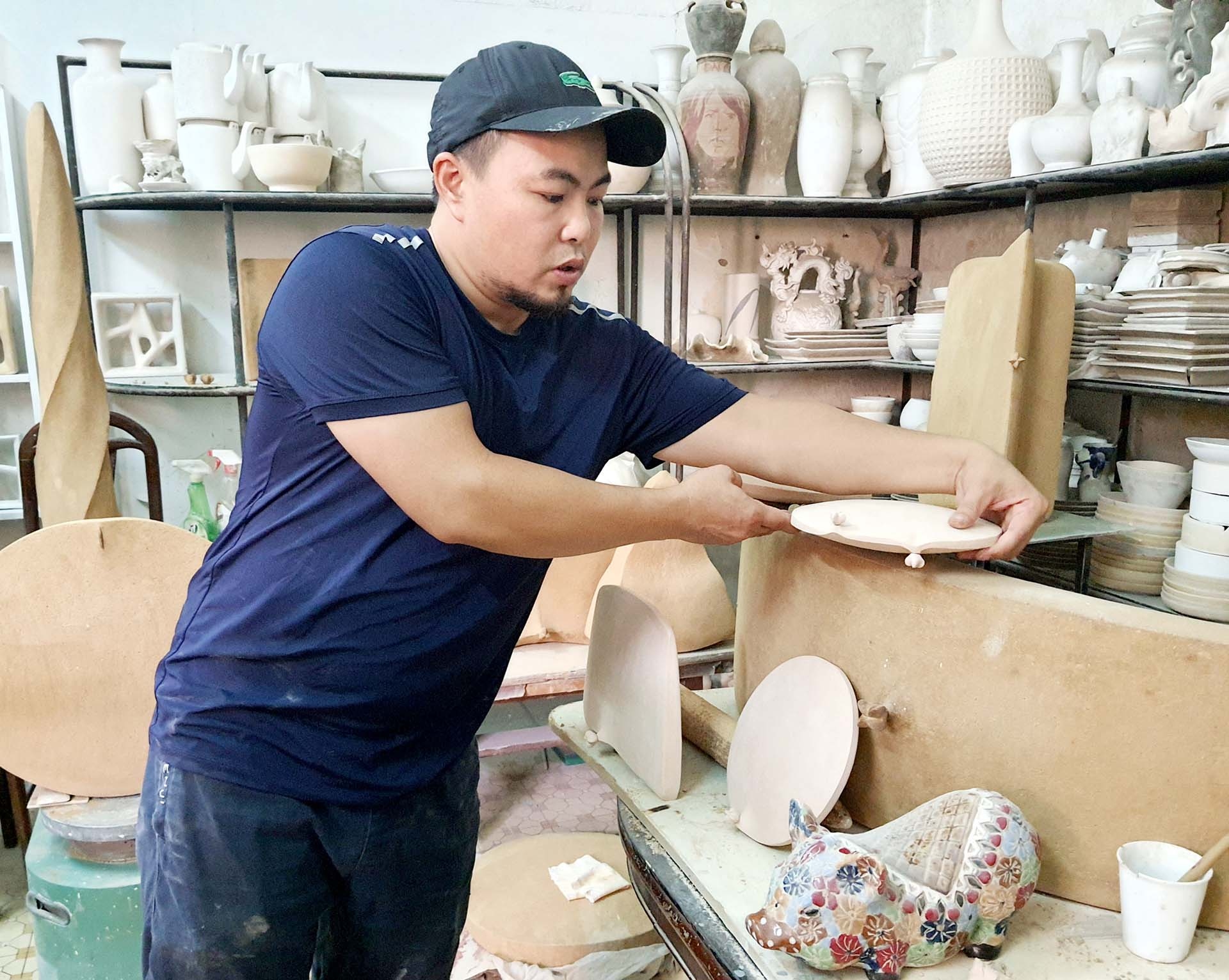 Nhà điêu khắc Lê Anh Vũ bên bộ demo cho sáng tác mới tới đây. (Ảnh: Tống Thoan) Nhà điêu khắc Lê Anh Vũ bên bộ demo cho sáng tác mới tới đây. (Ảnh: Tống Thoan)