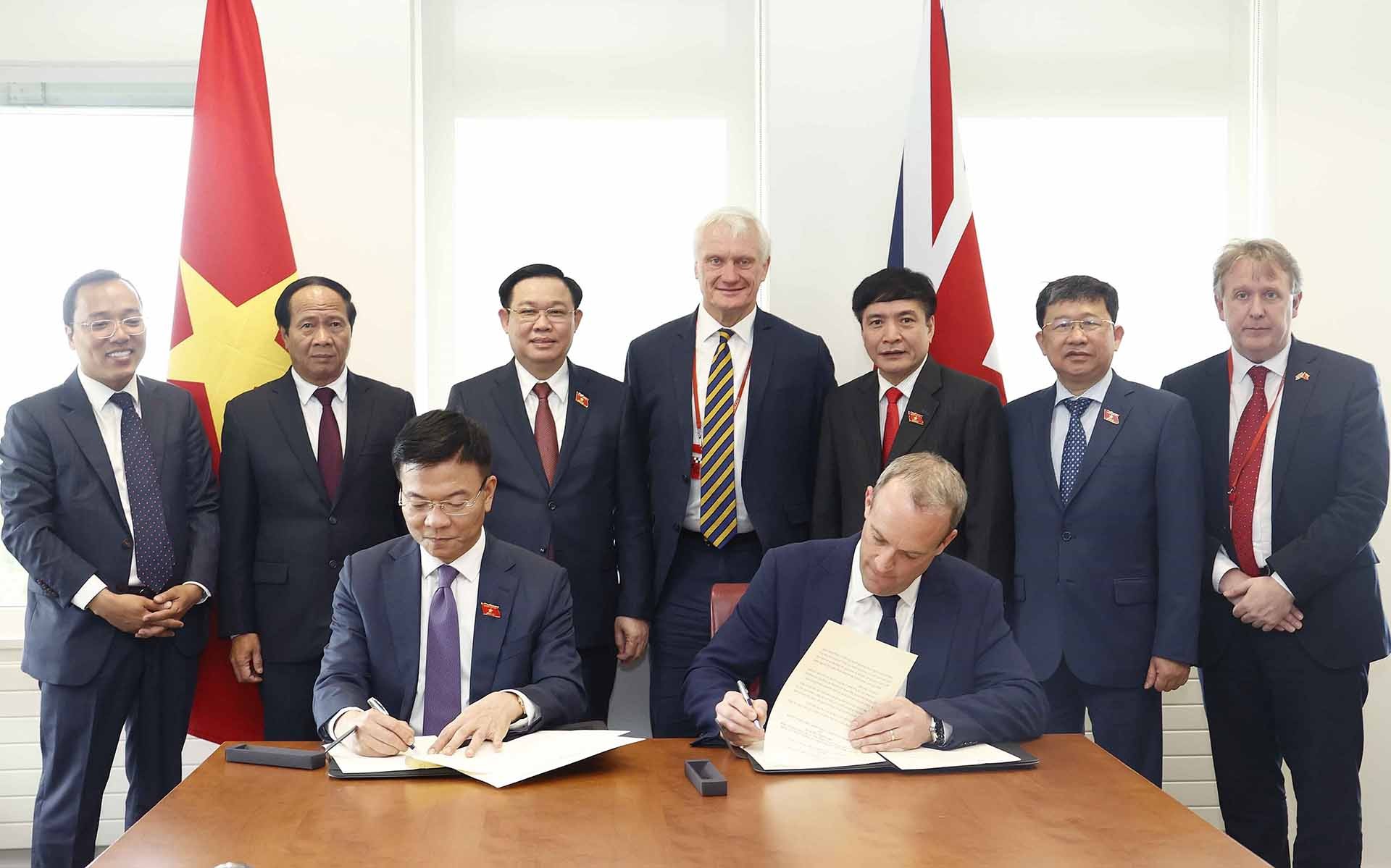 Chủ tịch Quốc hội Vương Đình Huệ chứng kiến Lễ ký Ý định thư về việc ký mới Bản ghi nhớ hợp tác thay thế Bản ghi nhớ về hợp tác trong lĩnh vực pháp luật và tư pháp giữa Chính phủ Việt Nam và Anh đã ký năm 2008. (Nguồn: TTXVN)