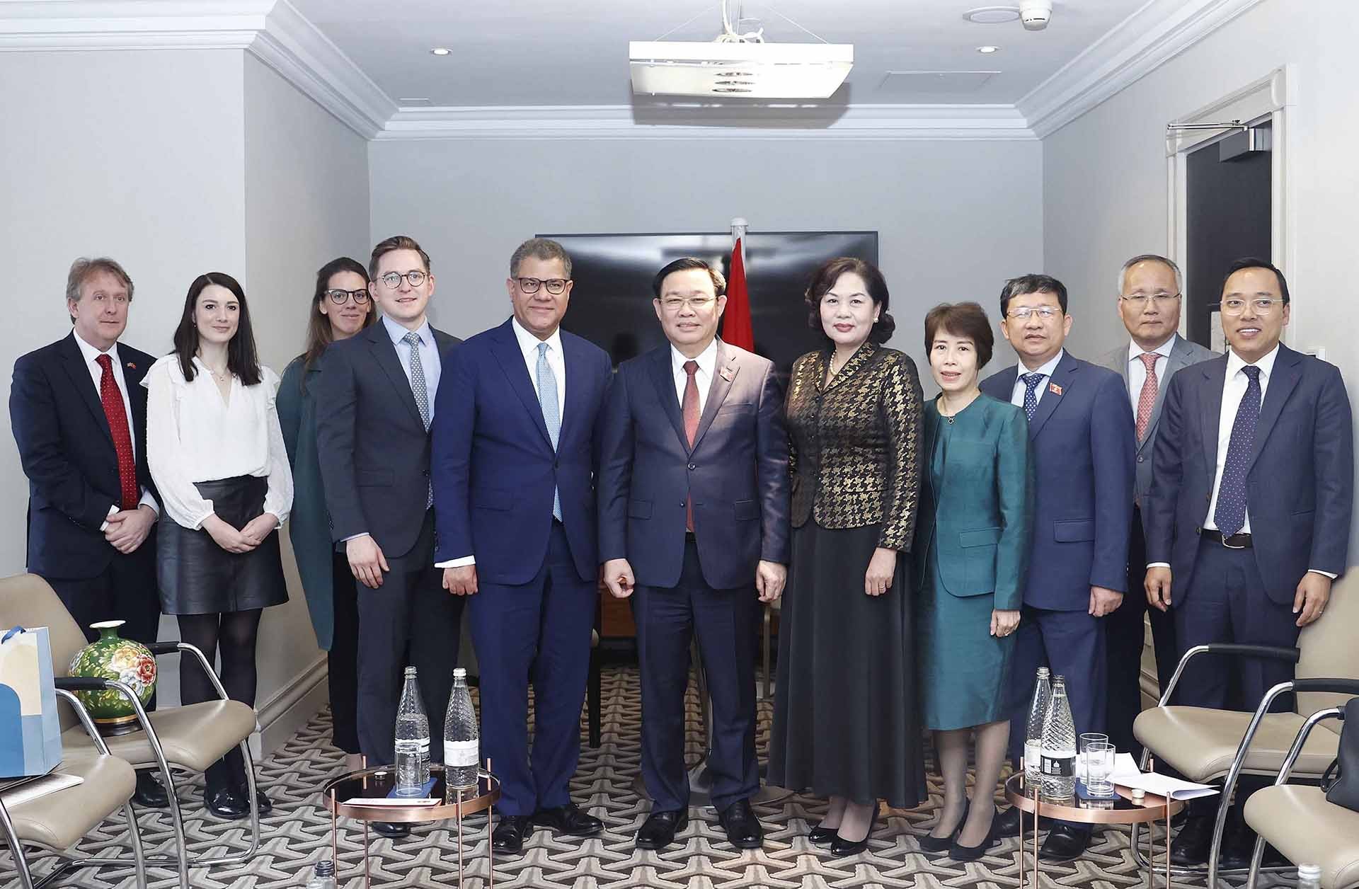 Chủ tịch Quốc hội Vương Đình Huệ tiếp Bộ trưởng Chính phủ Anh - Chủ tịch COP26