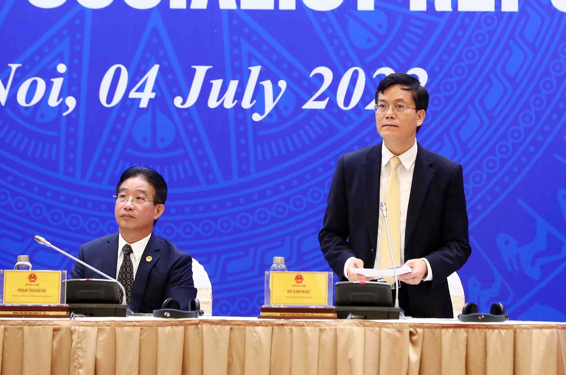 Thứ trưởng Bộ Ngoại giao Hà Kim Ngọc trả lời câu hỏi của phóng viên các cơ quan thông tấn, báo chí trong nước và quốc tế. (Nguồn: TTXVN)