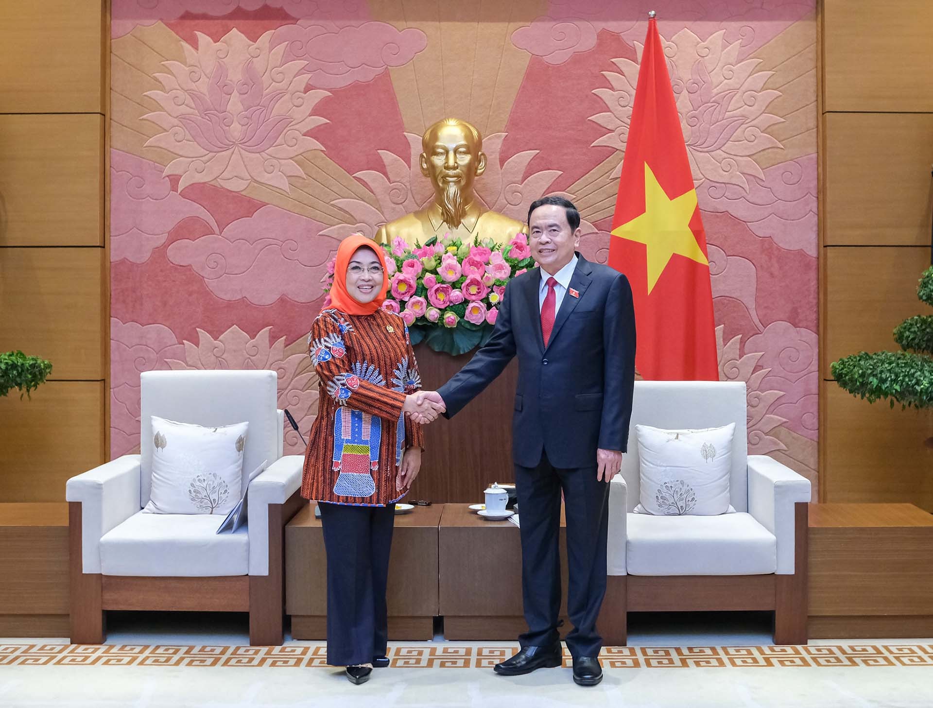 Phó Chủ tịch Thường trực Quốc hội Trần Thanh Mẫn đón, tiếp Đoàn Đại biểu Hội đồng Đại biểu địa phương Indonesia do GS.TS Sylviana Murni, Chủ nhiệm Uỷ ban III làm trưởng đoàn. (Nguồn: quochoi.vn) Phó Chủ tịch Thường trực Quốc hội Trần Thanh Mẫn đón, tiếp Đoàn Đại biểu Hội đồng Đại biểu địa phương Indonesia do GS.TS Sylviana Murni, Chủ nhiệm Uỷ ban III làm trưởng đoàn. (Nguồn: quochoi.vn)