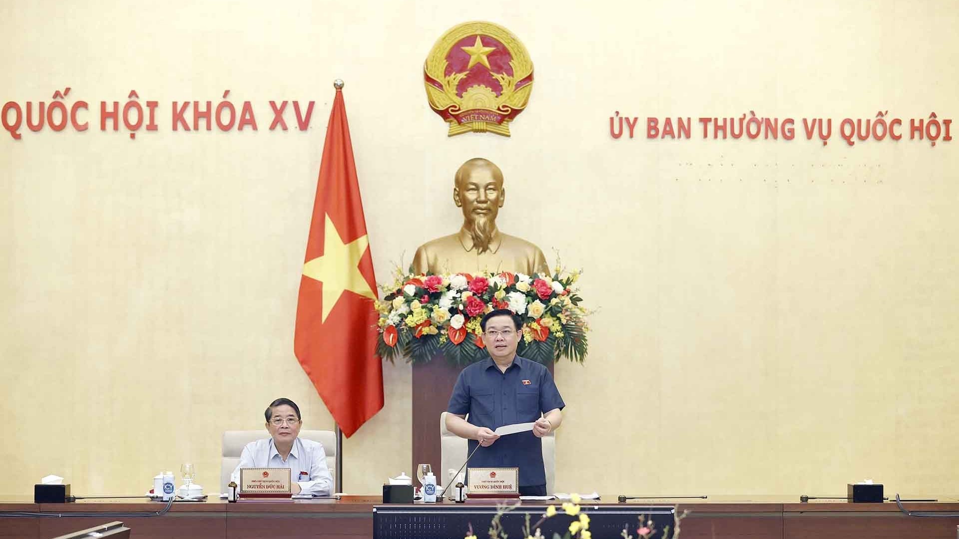 Ủy ban Thường vụ Quốc hội thông qua Nghị quyết về mức thuế bảo vệ môi trường đối với xăng, dầu, mỡ nhờn