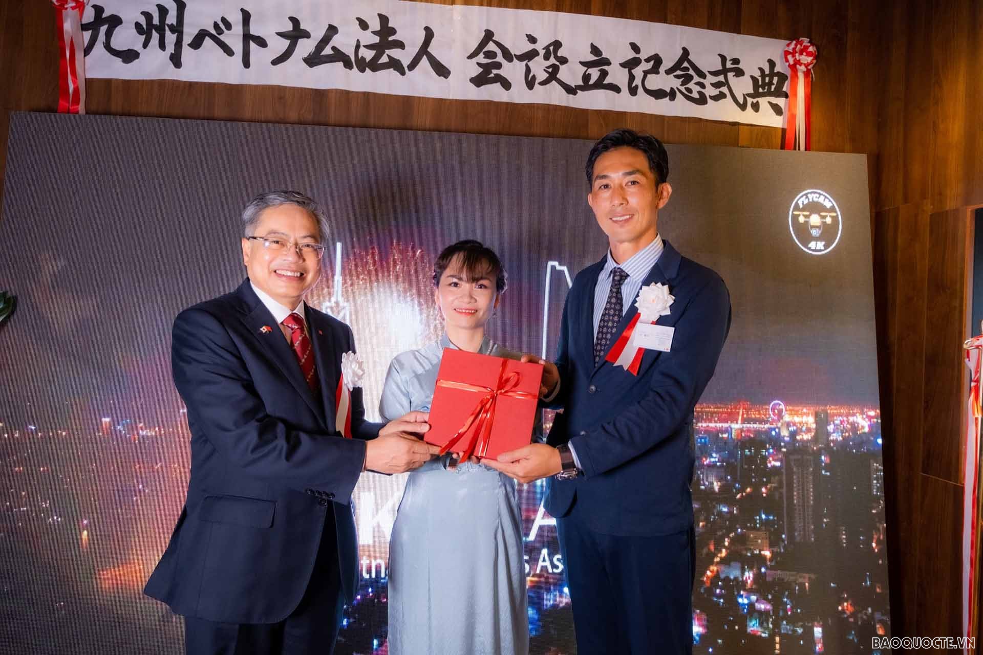 Tổng lãnh sự Vũ Bình tặng quà hai đồng Chủ tịch Hiệp hội.