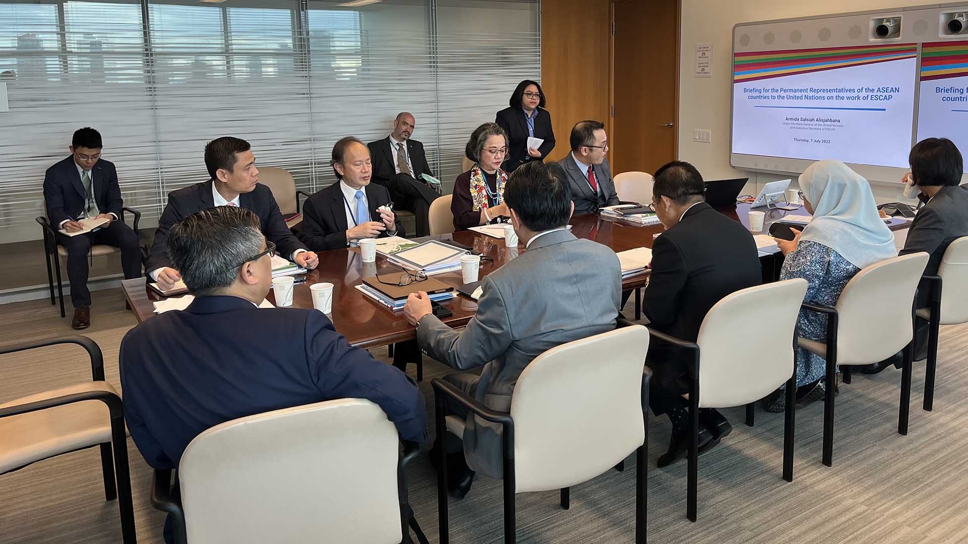 Các đại biểu tham dự cuộc họp.