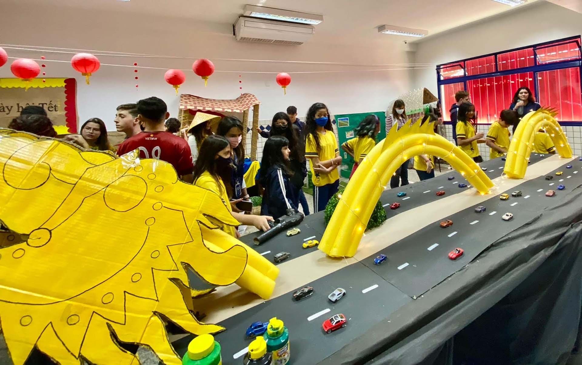 Học sinh trung học Brazil biểu diễn chương trình văn nghệ về Việt Nam