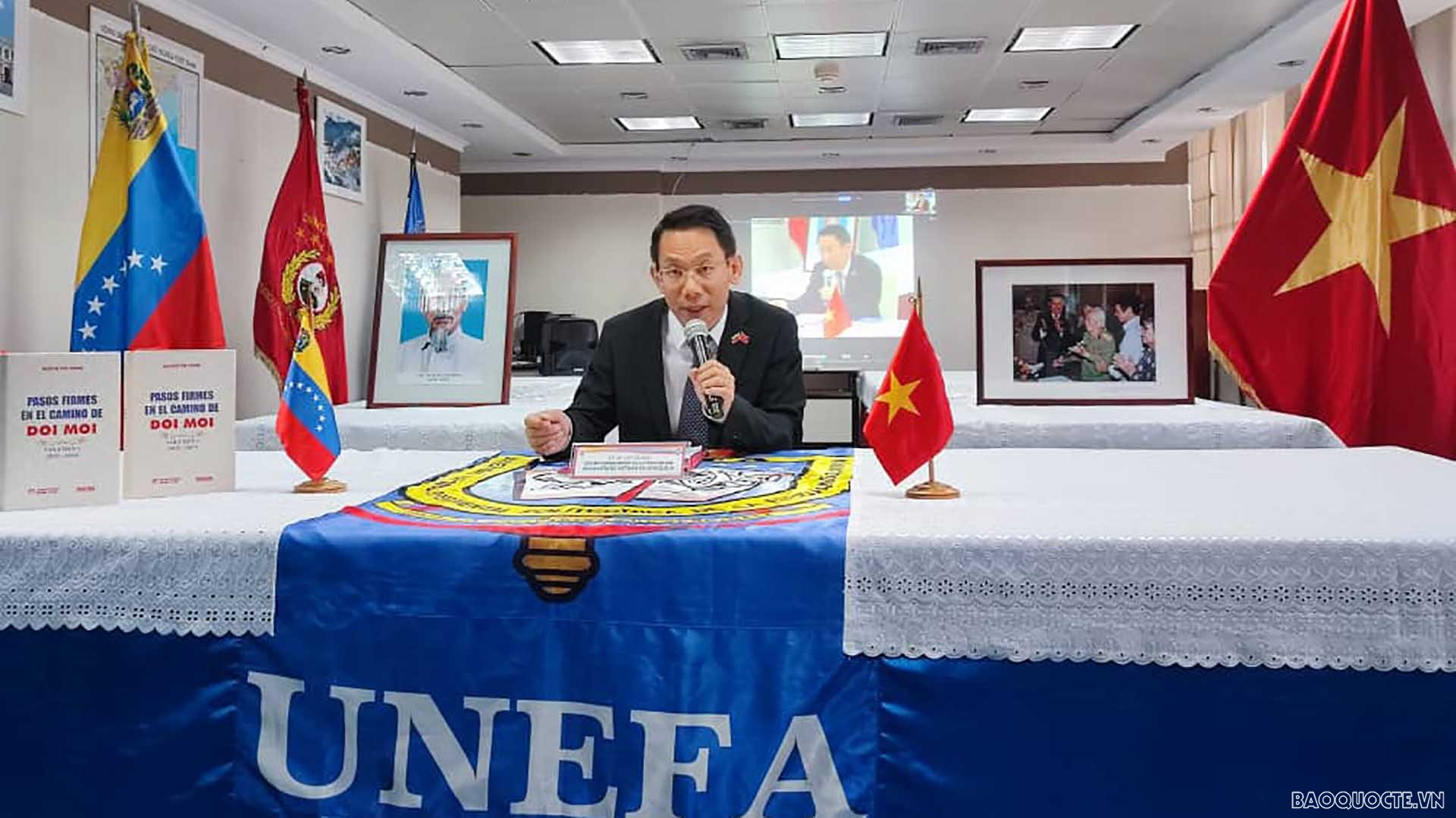 Đại sứ Lê Viết Duyên phát biểu tại tọa đàm.