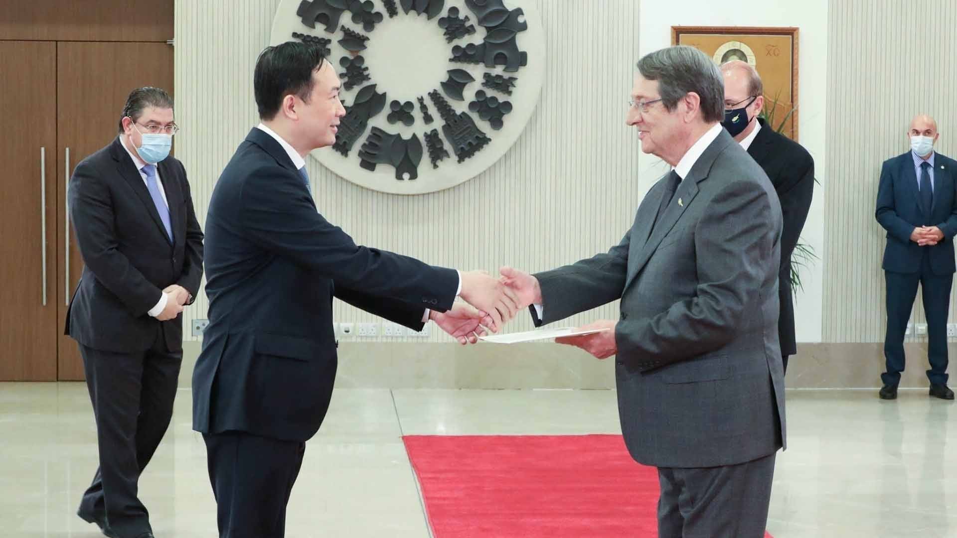 Đại sứ Dương Hải Hưng trình Thư ủy nhiệm lên Tổng thống Cộng hòa Cyprus