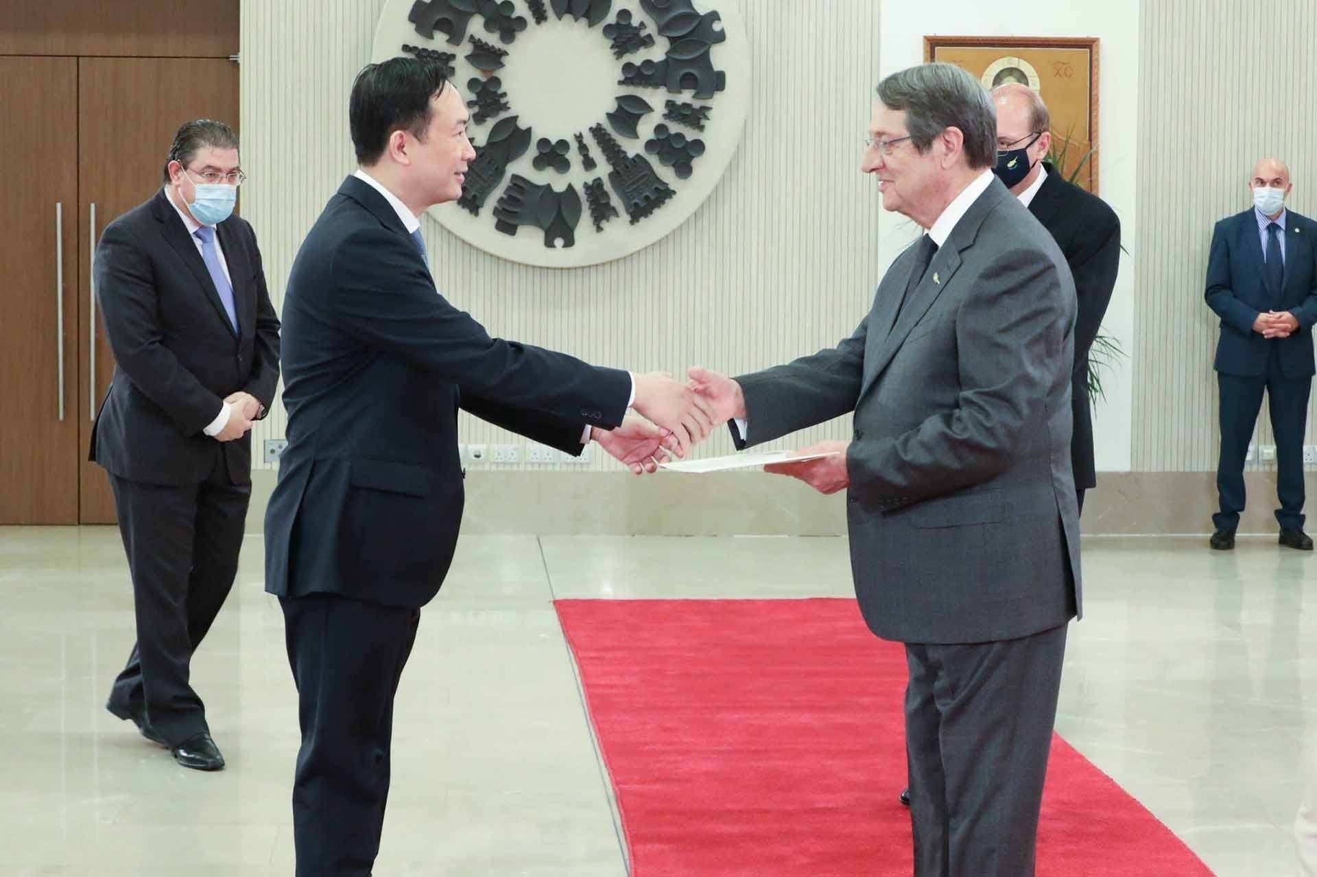 Đại sứ Dương Hải Hưng trình Thư ủy nhiệm lên Tổng thống Cộng hòa Cyprus Nicos Anastasiades. (Nguồn: TTXVN)