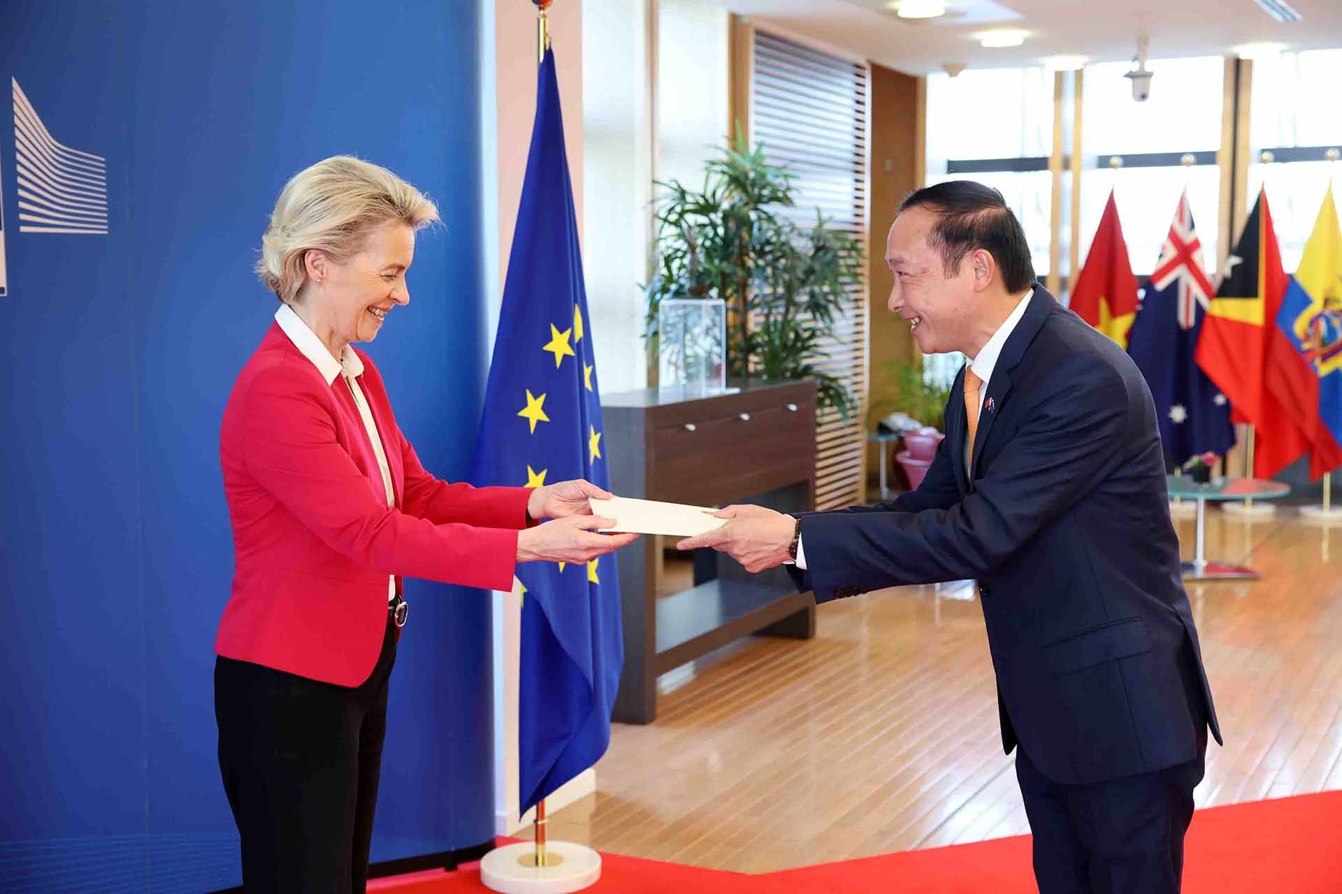 Đại sứ Nguyễn Văn Thảo trình Thư ủy nhiệm lên Chủ tịch EC Ursula von der Leyen. (Nguồn: TTXVN) Đại sứ Nguyễn Văn Thảo trình Thư ủy nhiệm lên Chủ tịch EC Ursula von der Leyen. (Nguồn: TTXVN)