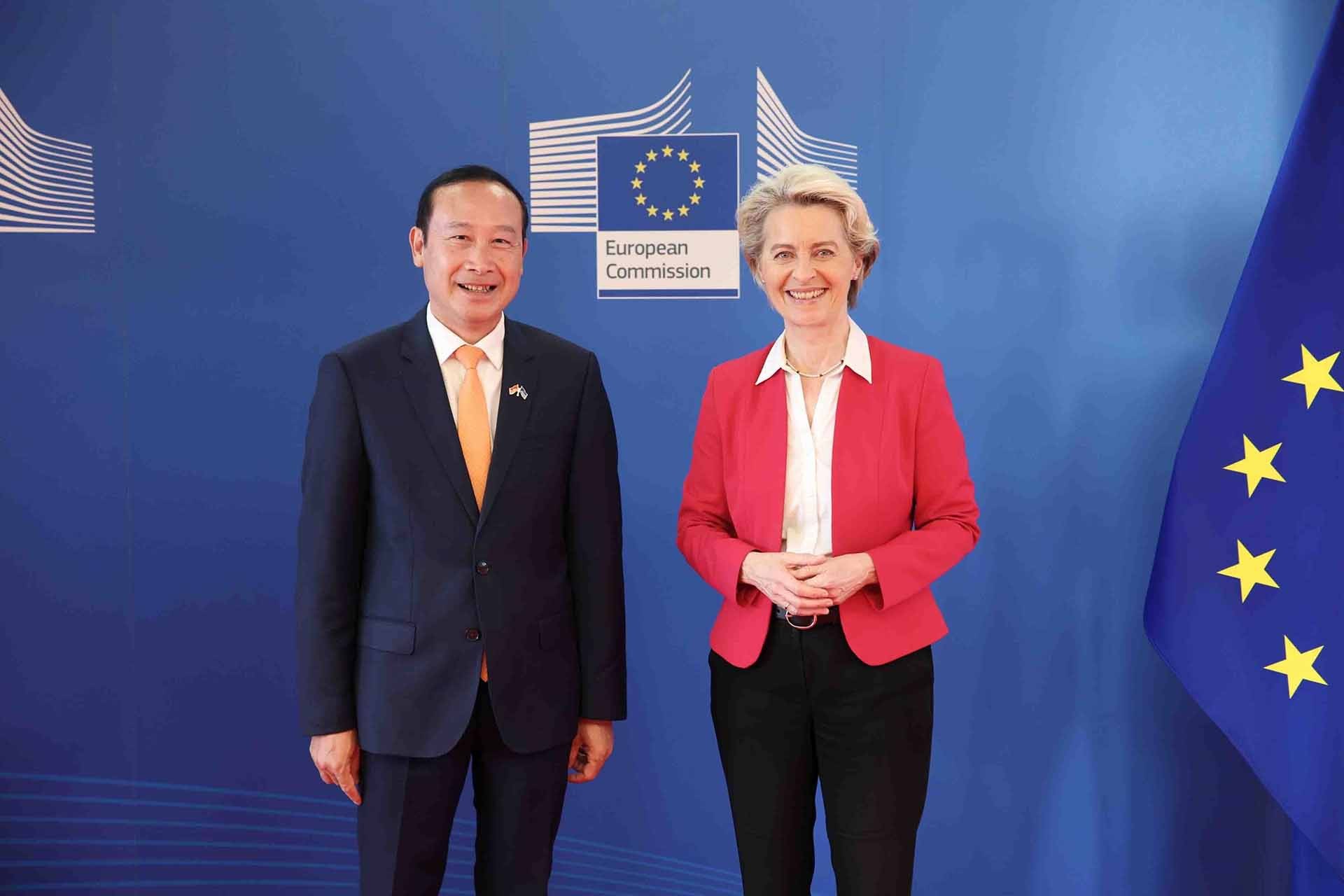 Đại sứ Nguyễn Văn Thảo trình Thư ủy nhiệm lên Chủ tịch EC Ursula von der Leyen. (Nguồn: TTXVN) Đại sứ Nguyễn Văn Thảo trình Thư ủy nhiệm lên Chủ tịch EC Ursula von der Leyen. (Nguồn: TTXVN)