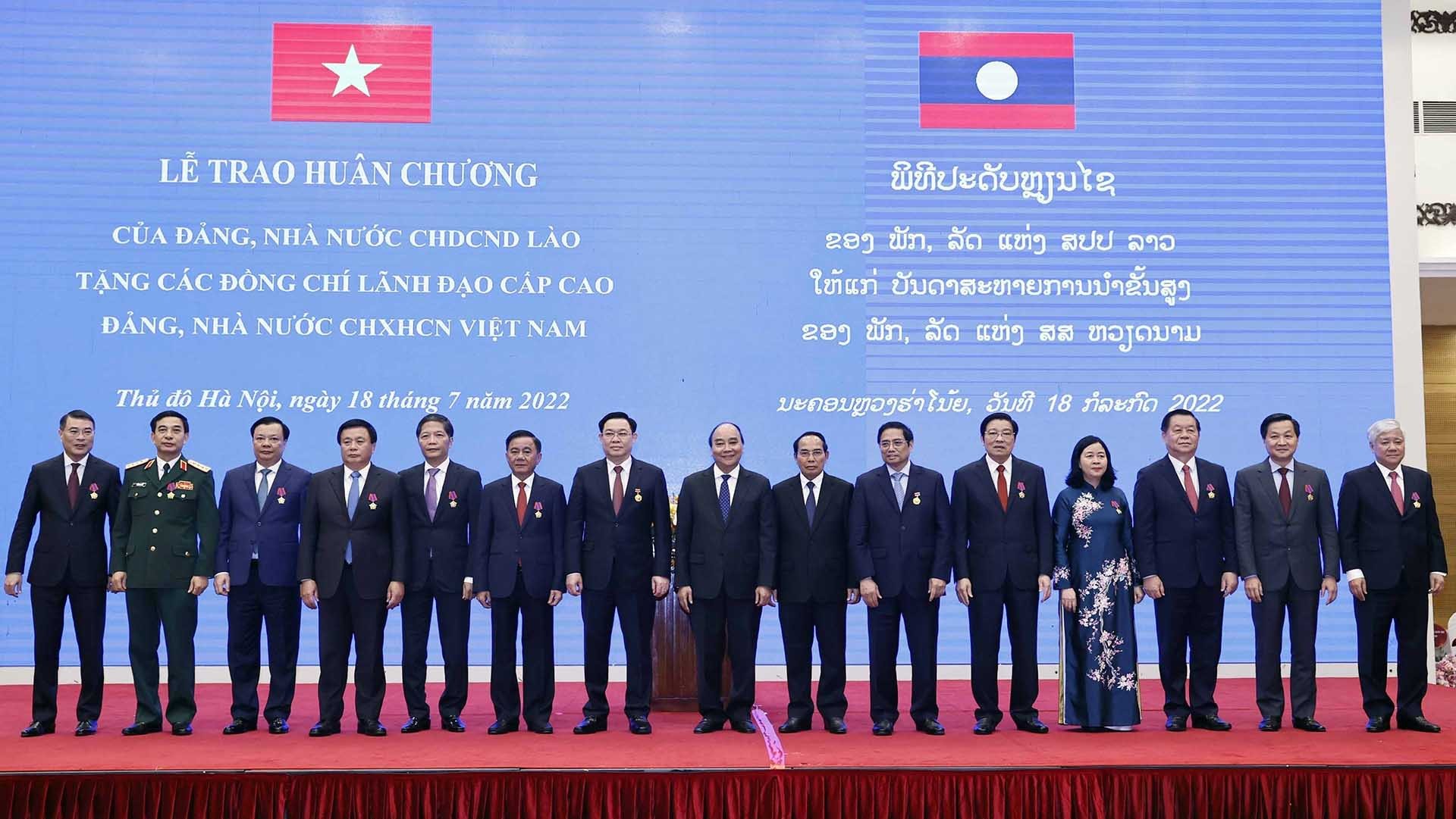 Chủ tịch nước Nguyễn Xuân Phúc, Thủ tướng Chính phủ Phạm Minh Chính, Chủ tịch Quốc hội Vương Đình Huệ, đồng chí Bounthong Chitmany, Ủy viên Bộ Chính trị, Thường trực Ban Bí thư, Phó Chủ tịch nước Lào cùng các đồng chí lãnh đạo Đảng, Nhà nước Việt Nam và Lào tại buổi lễ. (Nguồn: TTXVN) Chủ tịch nước Nguyễn Xuân Phúc, Thủ tướng Chính phủ Phạm Minh Chính, Chủ tịch Quốc hội Vương Đình Huệ, đồng chí Bounthong Chitmany, Ủy viên Bộ Chính trị, Thường trực Ban Bí thư, Phó Chủ tịch nước Lào cùng các đồng chí lãnh đạo Đảng, Nhà nước Việt Nam và L