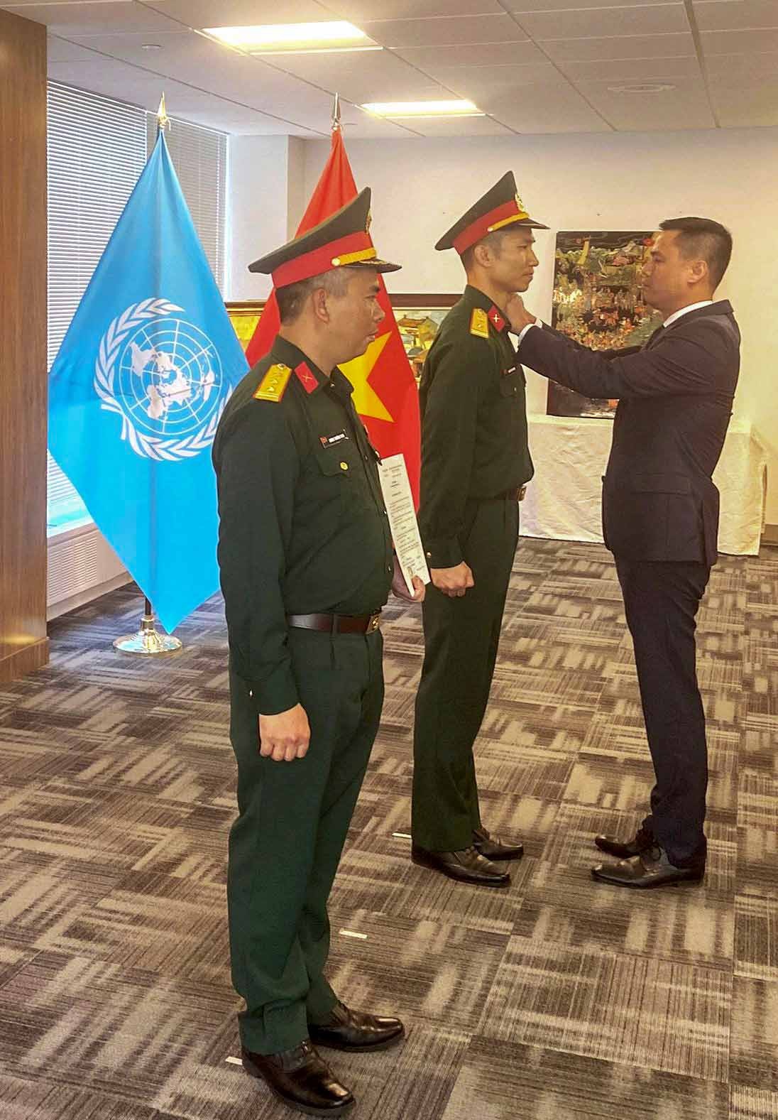 Đại sứ Đặng Hoàng Giang trao quân hàm Trung tá cho đồng chí Nguyễn Phúc Đông