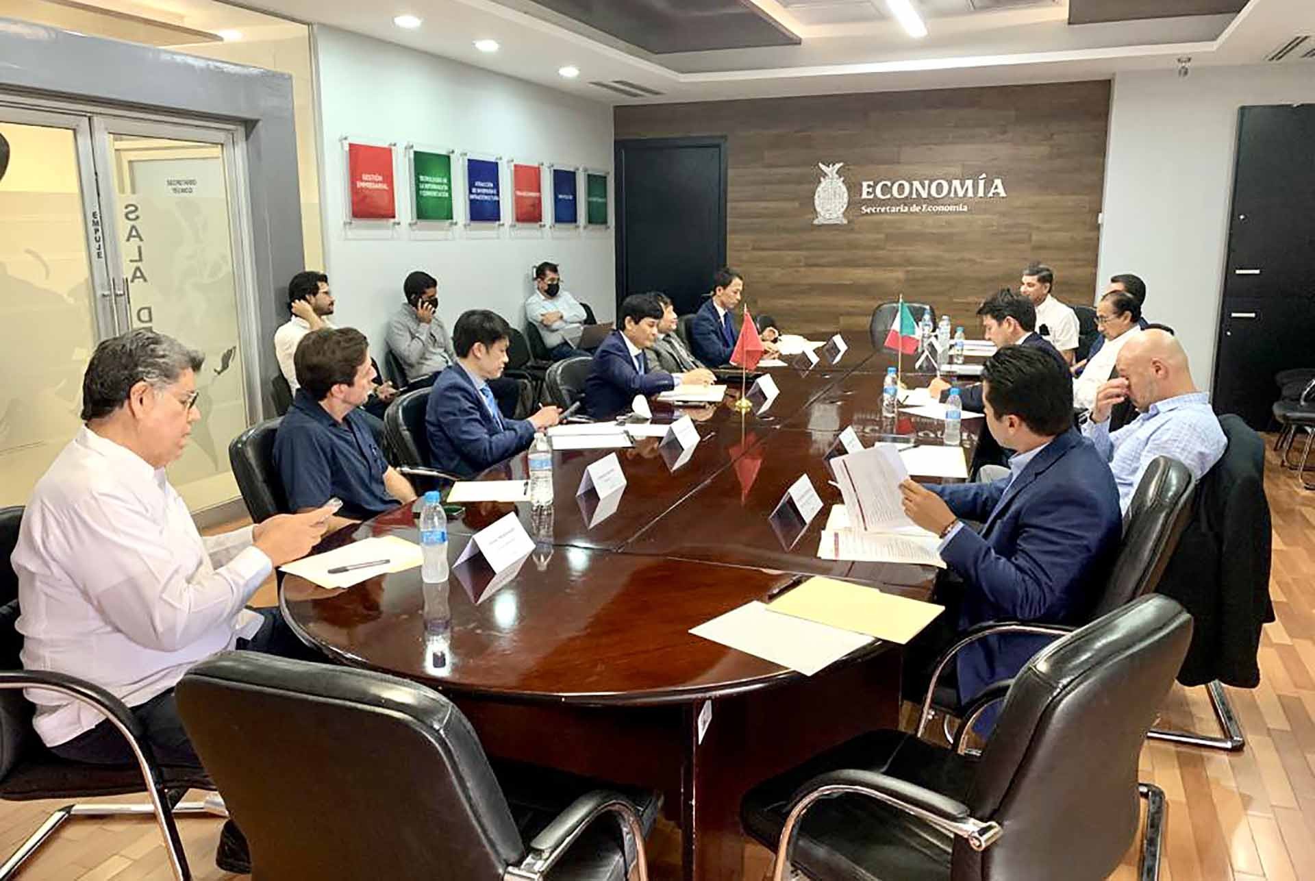 Đại sứ Nguyễn Hoành Năm làm việc với Bộ trưởng Kinh tế.