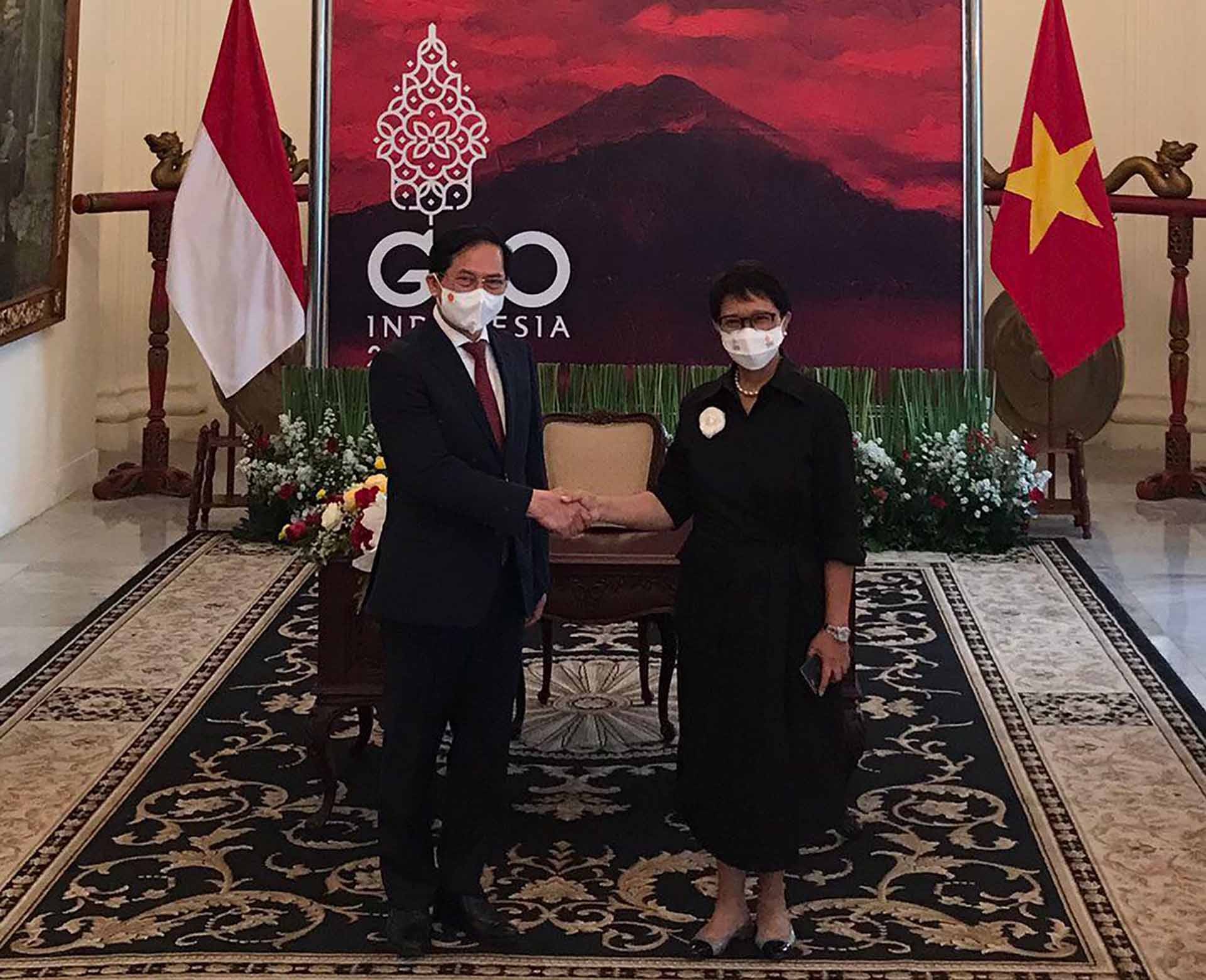 Bộ trưởng Ngoại giao Bùi Thanh Sơn và Bộ trưởng Ngoại giao Indonesia Retno Marsudi. Bộ trưởng Ngoại giao Bùi Thanh Sơn và Bộ trưởng Ngoại giao Indonesia Retno Marsudi.