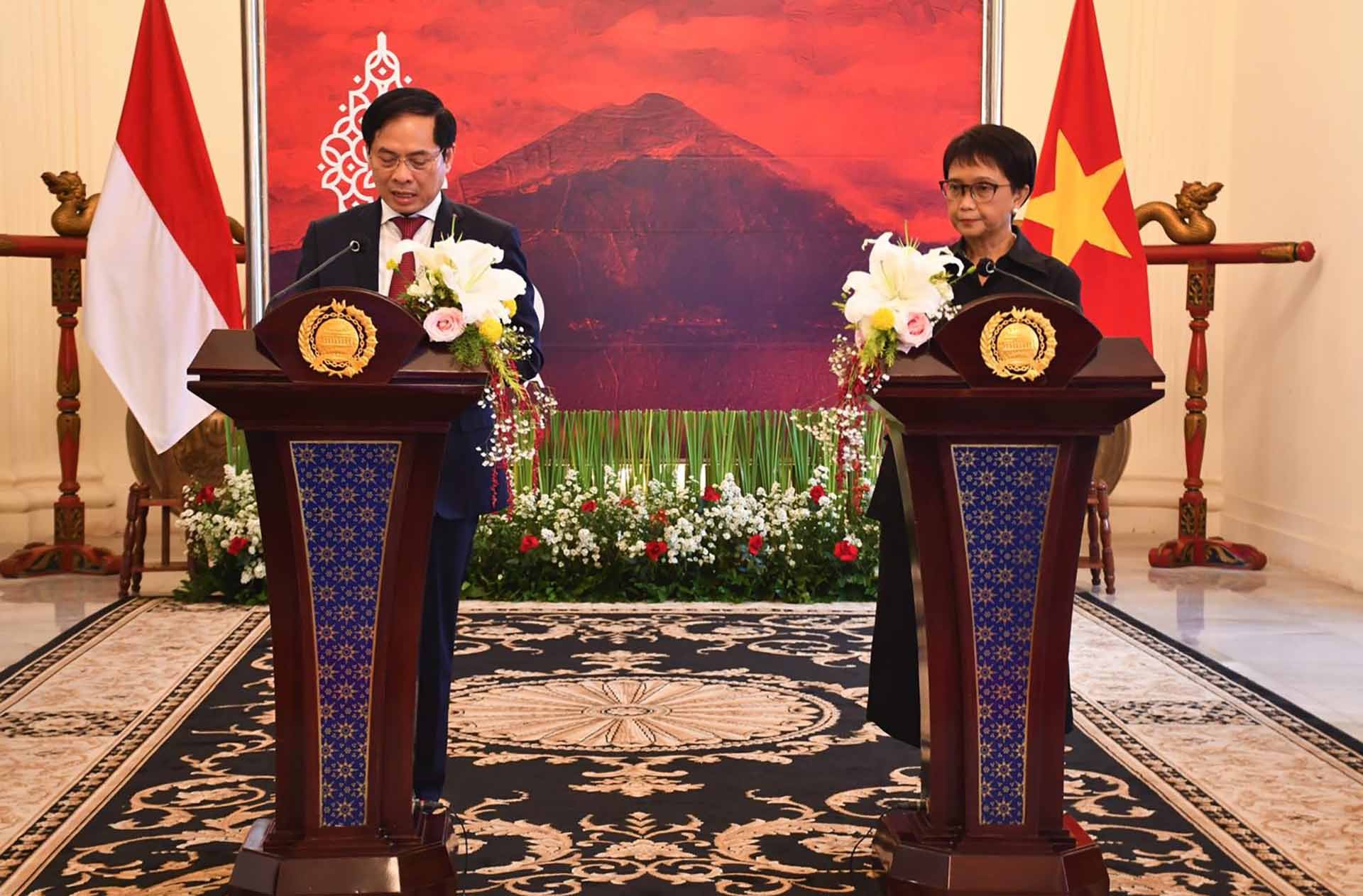 Bộ trưởng Ngoại giao Bùi Thanh Sơn đồng chủ trì kỳ họp lần thứ 4 Ủy ban hợp tác song phương Việt Nam-Indonesia Bộ trưởng Ngoại giao Bùi Thanh Sơn đồng chủ trì kỳ họp lần thứ 4 Ủy ban hợp tác song phương Việt Nam-Indonesia