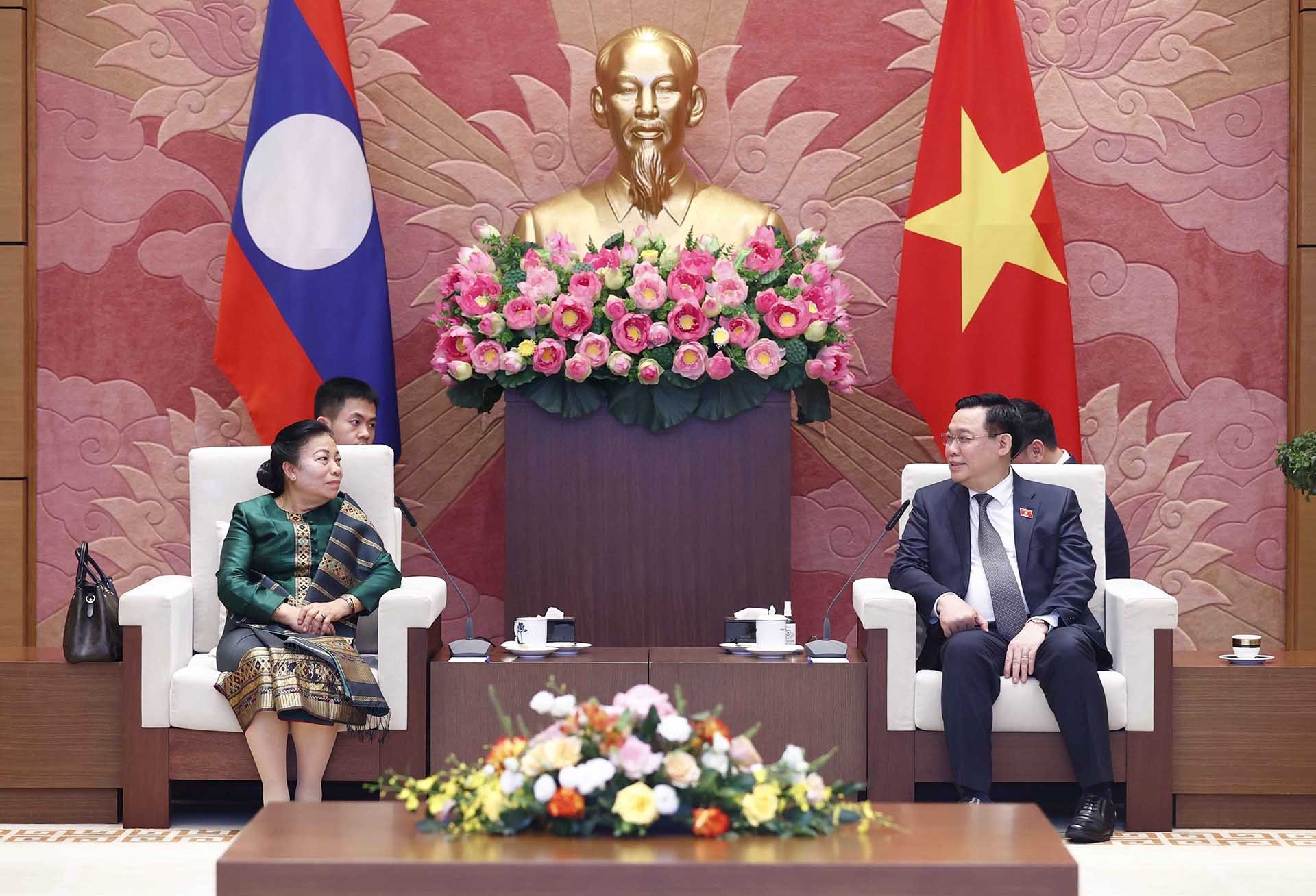 Chủ tịch Quốc hội Vương Đình Huệ tiếp đồng chí Sounthone Xayachack, Bí thư Trung ương Đảng, Phó Bí thư Ban Chấp hành Đảng bộ Quốc hội Lào, Phó Chủ tịch Quốc hội, Chủ tịch Nhóm Nghị sĩ hữu nghị Việt Nam-Lào. (Nguồn: TTXVN)