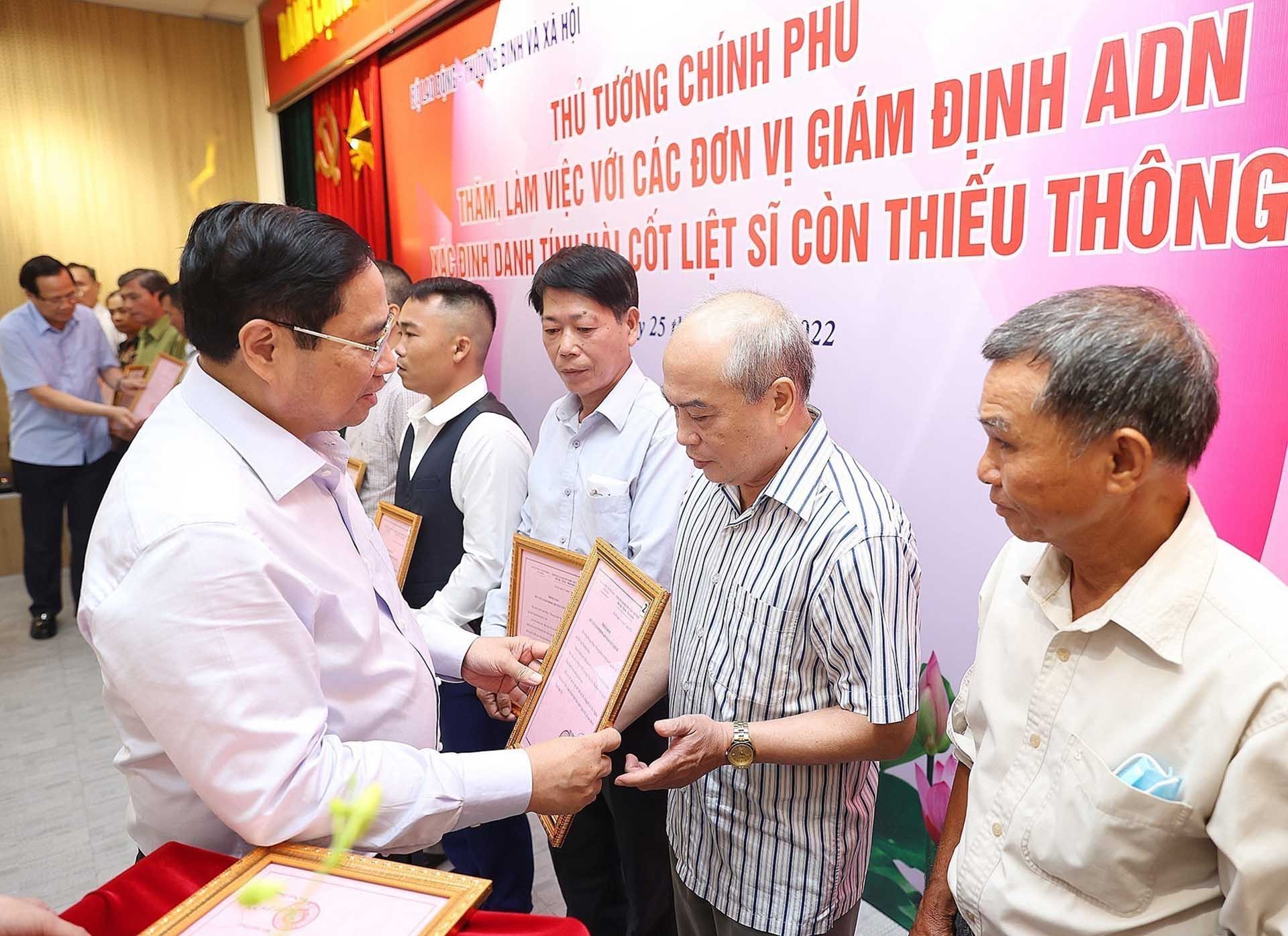 Thủ tướng Phạm Minh Chính trao kết quả giám định ADN cho gia đình liệt sĩ. (Nguồn: TTXVN) trao kết quả giám định ADN cho gia đình liệt sĩ. (Nguồn: TTXVN) Thủ tướng Phạm Minh Chính trao kết quả giám định ADN cho gia đình liệt sĩ. (Nguồn: TTXVN) trao kết quả giám định ADN cho gia đình liệt sĩ. (Nguồn: TTXVN)