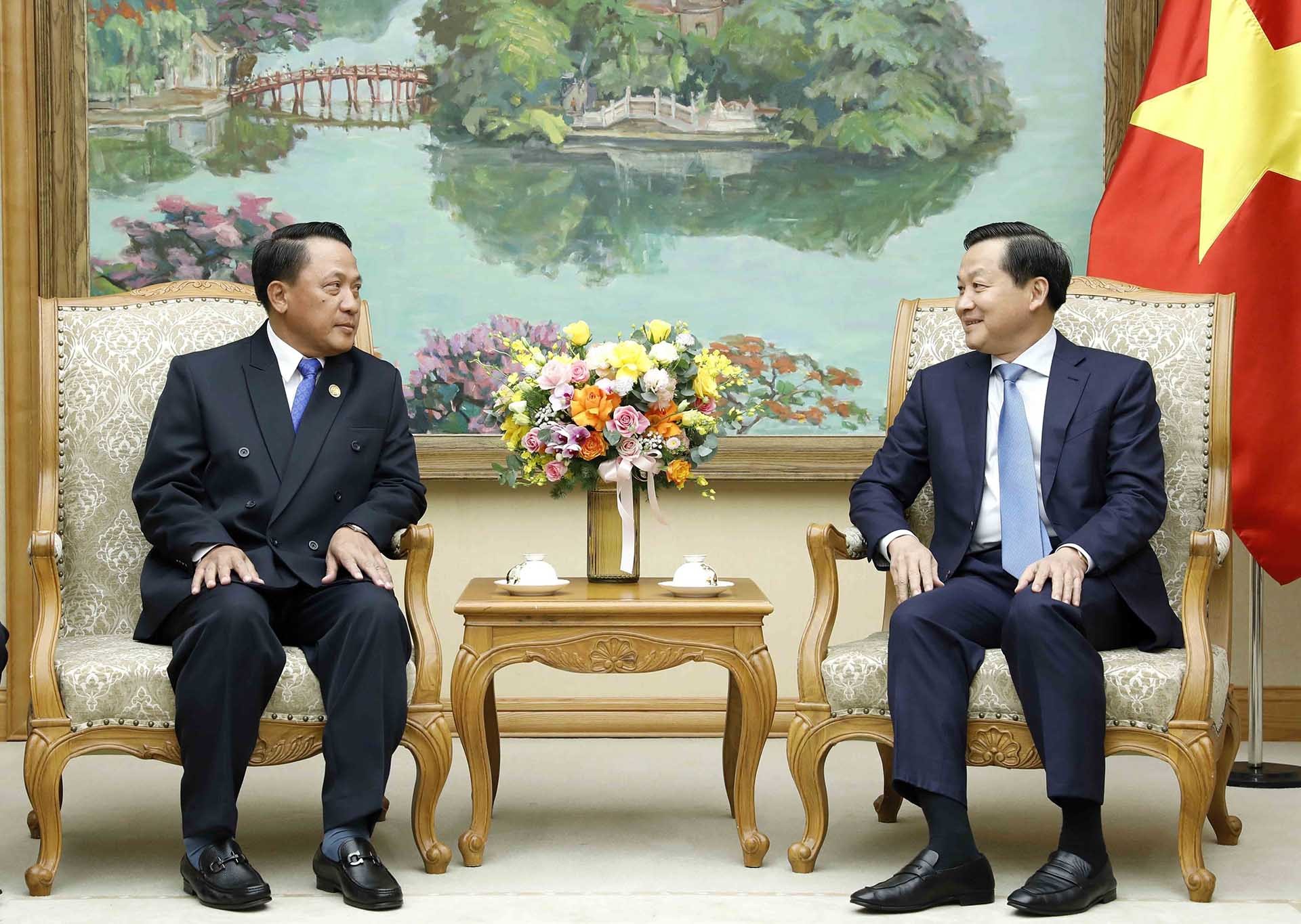 Phó Thủ tướng Lê Minh Khái tiếp Bộ trưởng Bộ Tài chính Lào Bounchom Ubonpaseuth. (Nguồn: TTXVN)