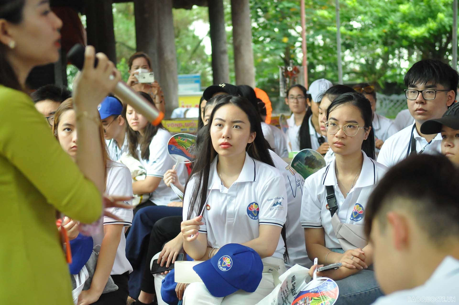 Các đại biểu chăm chú lắng nghe những mẩu chuyện về thân thế, sự nghiệp của vua Quang Trung. (Ảnh: Minh Quân)