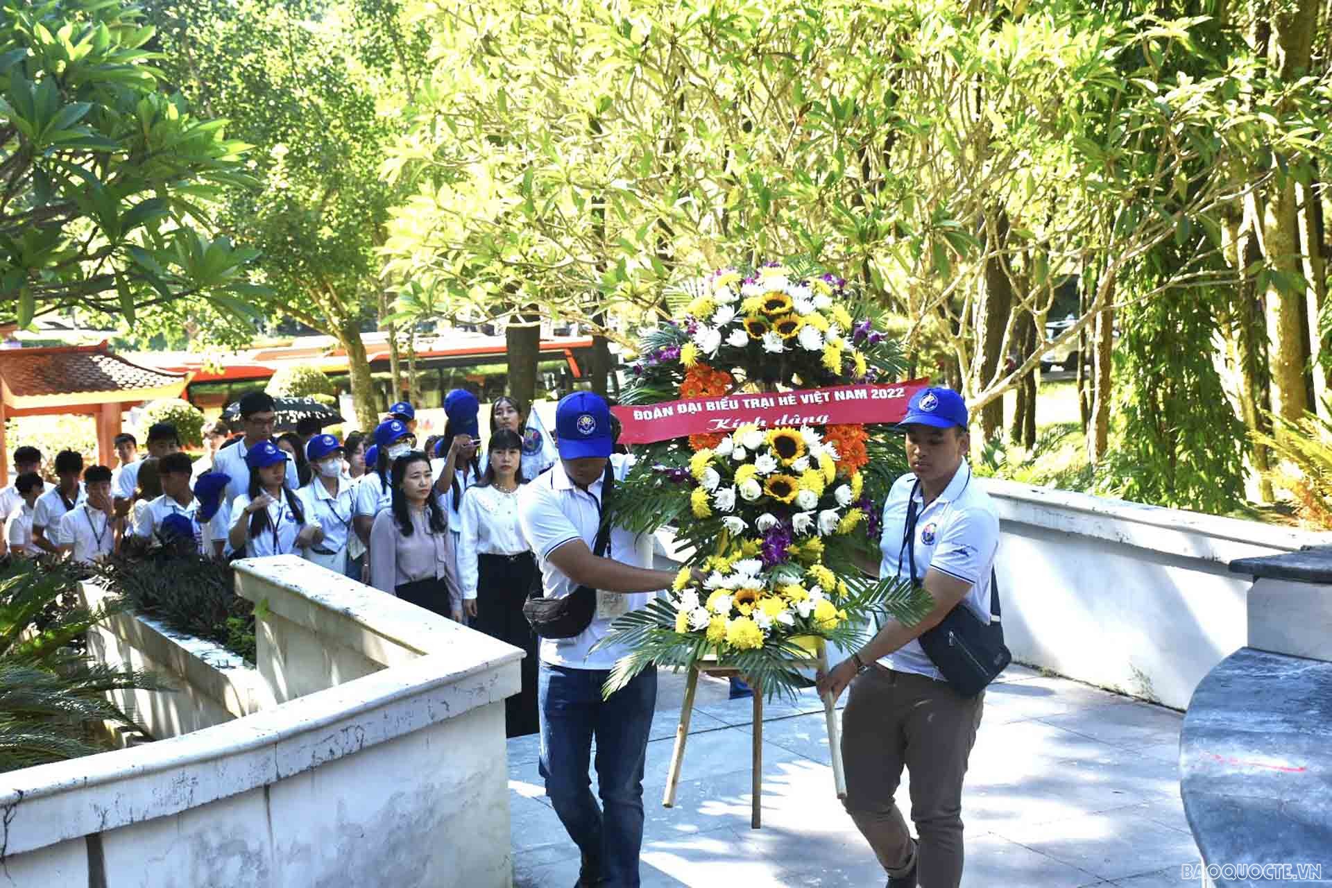 Thanh niên, sinh viên kiều bào viếng Khu Di tích Ngã ba Đồng Lộc. (Ảnh: Minh Quân)