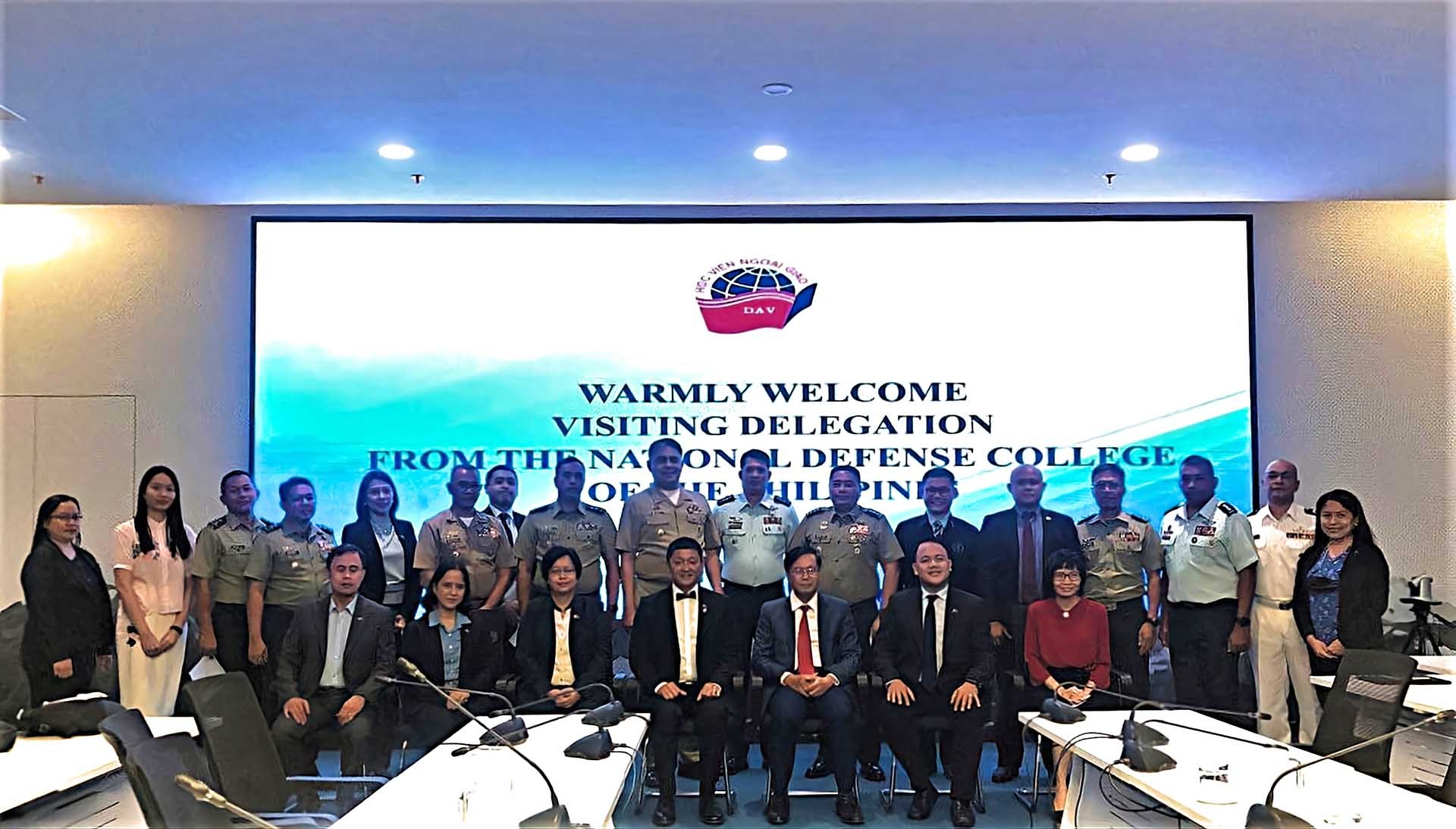 Các đại biểu chụp ảnh lưu niệm