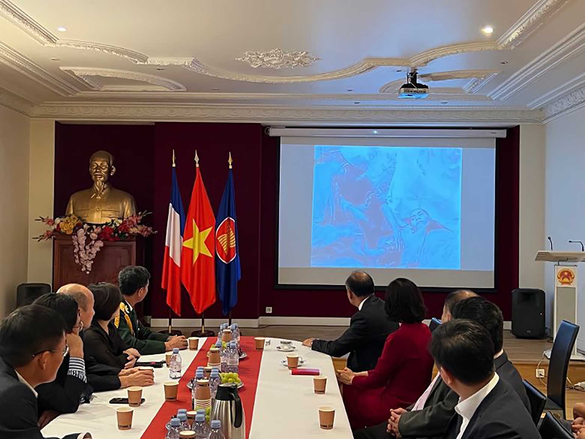 Các đại biểu cùng xem lại bộ phim tài liệu «Nỗi đau không thể nào quên» của Hãng phim tài liệu và khoa học Trung ương