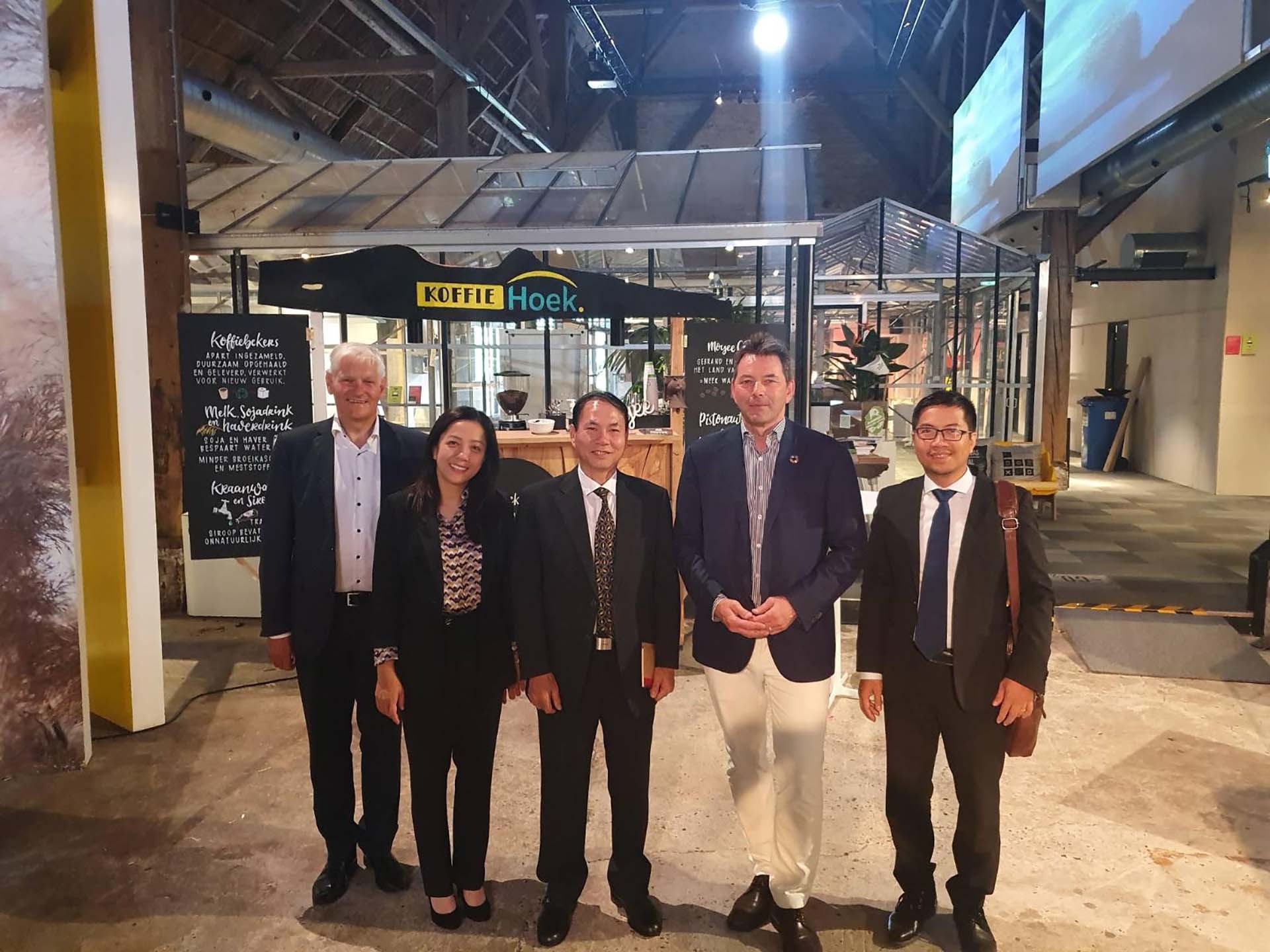 Đại sứ Phạm Việt Anh thăm và làm việc với Holland Circular Hotspot. Đại sứ Phạm Việt Anh thăm và làm việc với Holland Circular Hotspot.