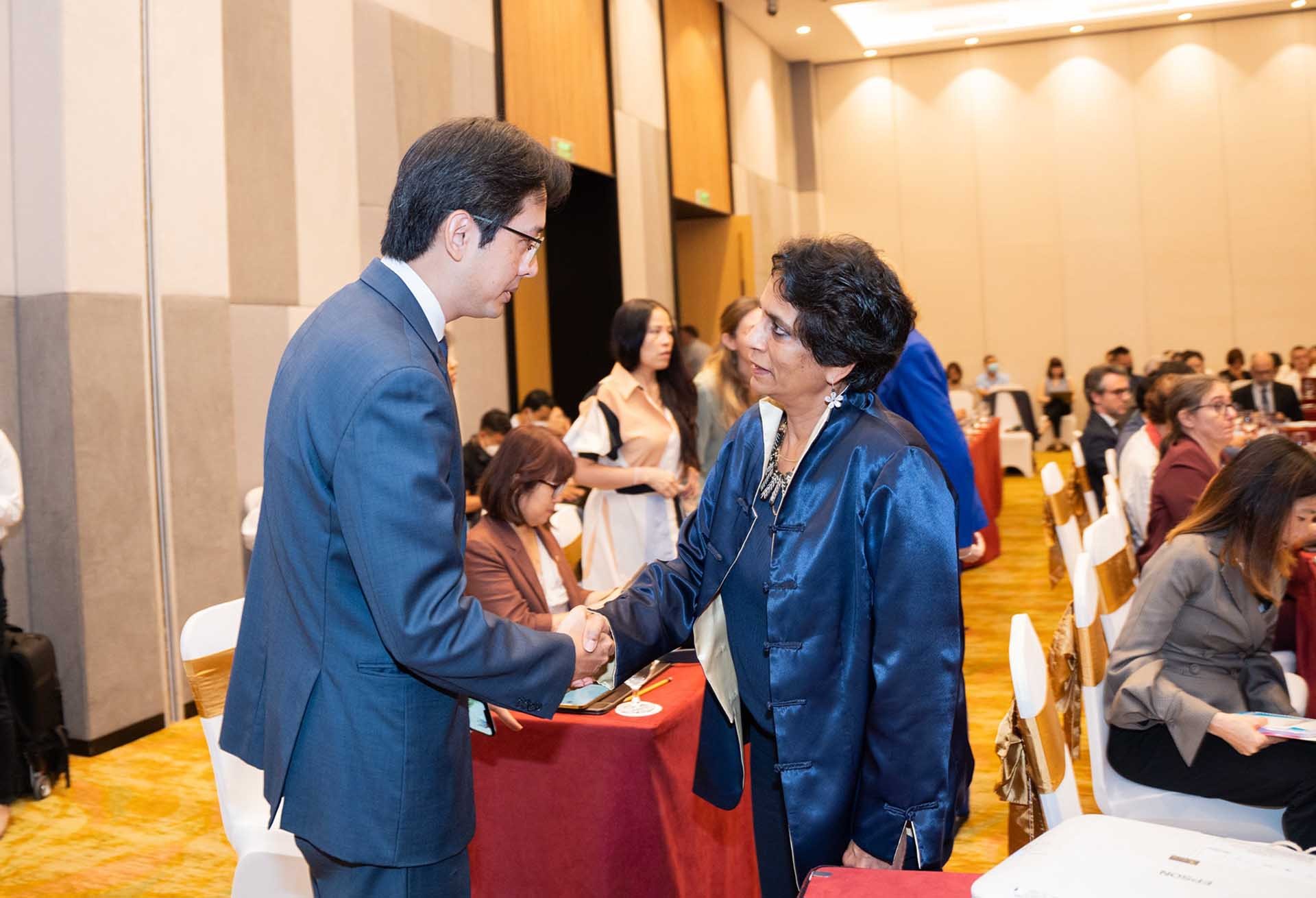 Ông Đỗ Hùng Việt, Trợ lý Bộ trưởng Bộ Ngoại giao và các đại biểu