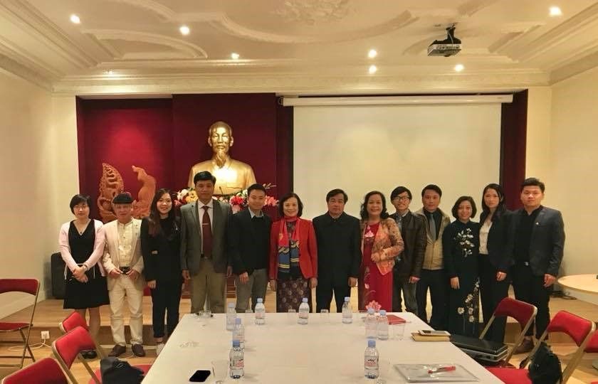 Dân vận hiện hữu nơi sông Seine, tháp Eiffel… Paris hoa lệ